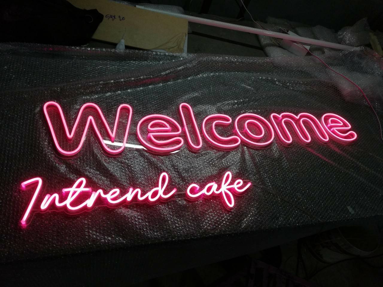 ป้ายไฟนีออน LED แสงสีชมพู Welcome lntrend cake