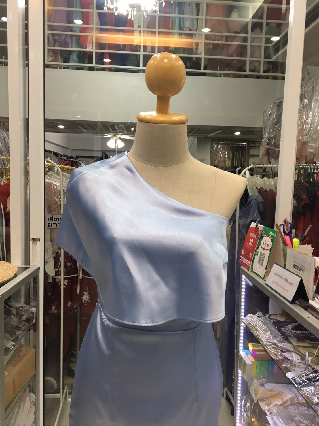 (PRE-LOVED) ราตรียาวสีฟ้าอ่อนบ่าเบี่ยง (S) มือ2