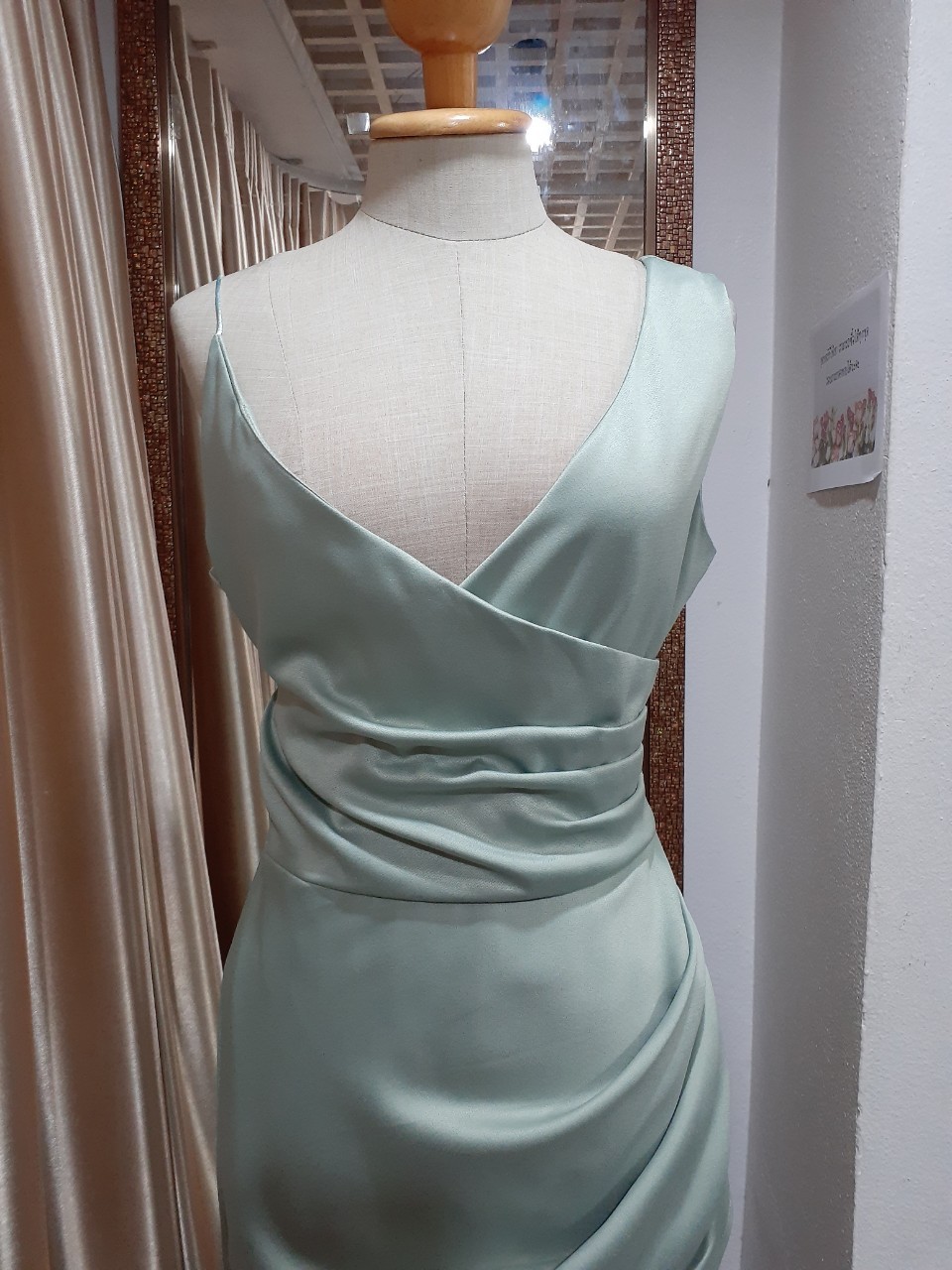 (PRE-LOVED) ชุดราตรียาวสีเขียวแขนกุดและสายเดี่ยว (S)