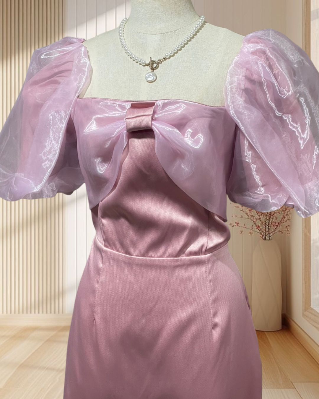 (PRE-LOVED) ราตรีสั้นสีชมพู แต่งผ้าแก้วโบว์อกและแขน ไซส์ L