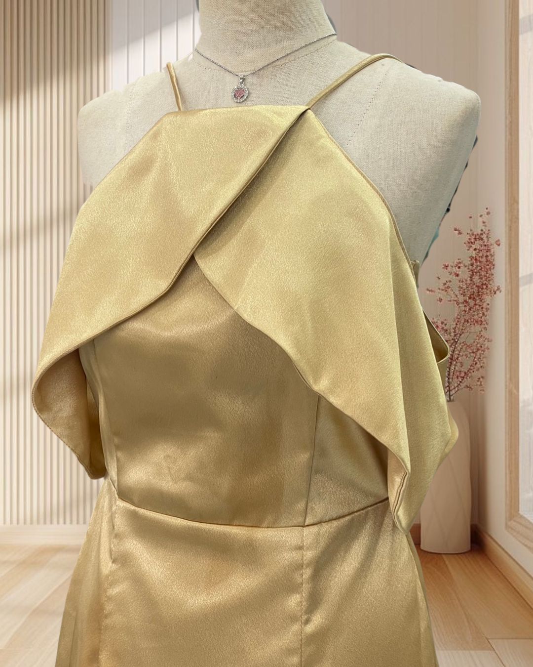 (PRE-LOVED) ราตรีสั้นสีทอง สายเดี่ยวเปิดไหล่ ผ้าเงา ไซส์ S