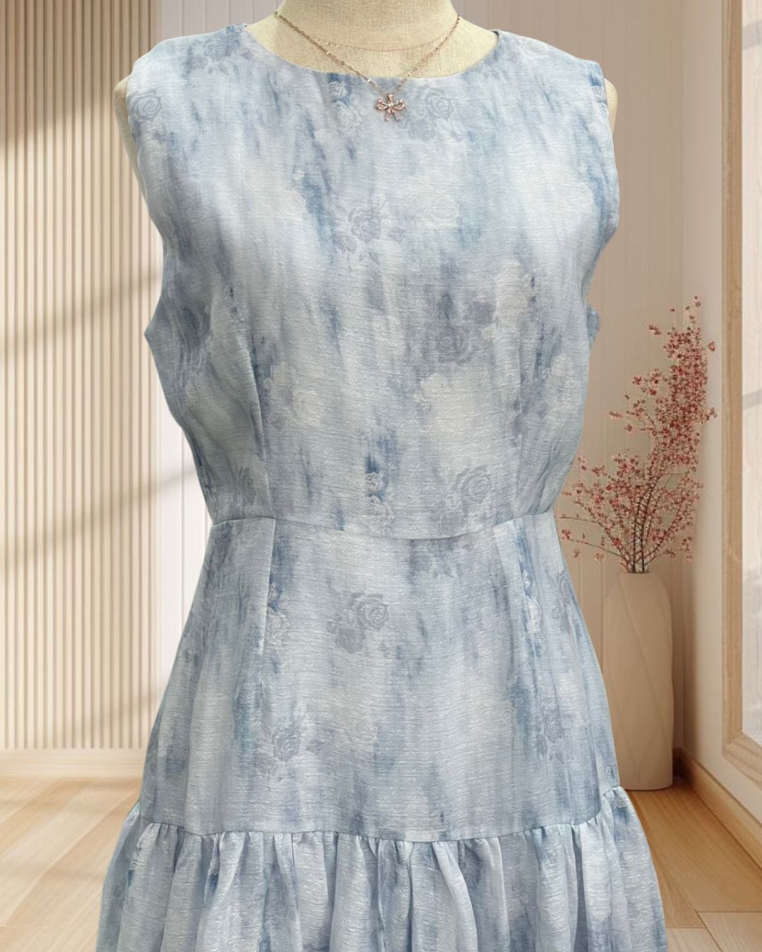 (PRE-LOVED) เดรสสั้นสีฟ้า แขนกุด พิมพ์ลายกุหลาบ กระโปรงพริ้ว ไซส์ S