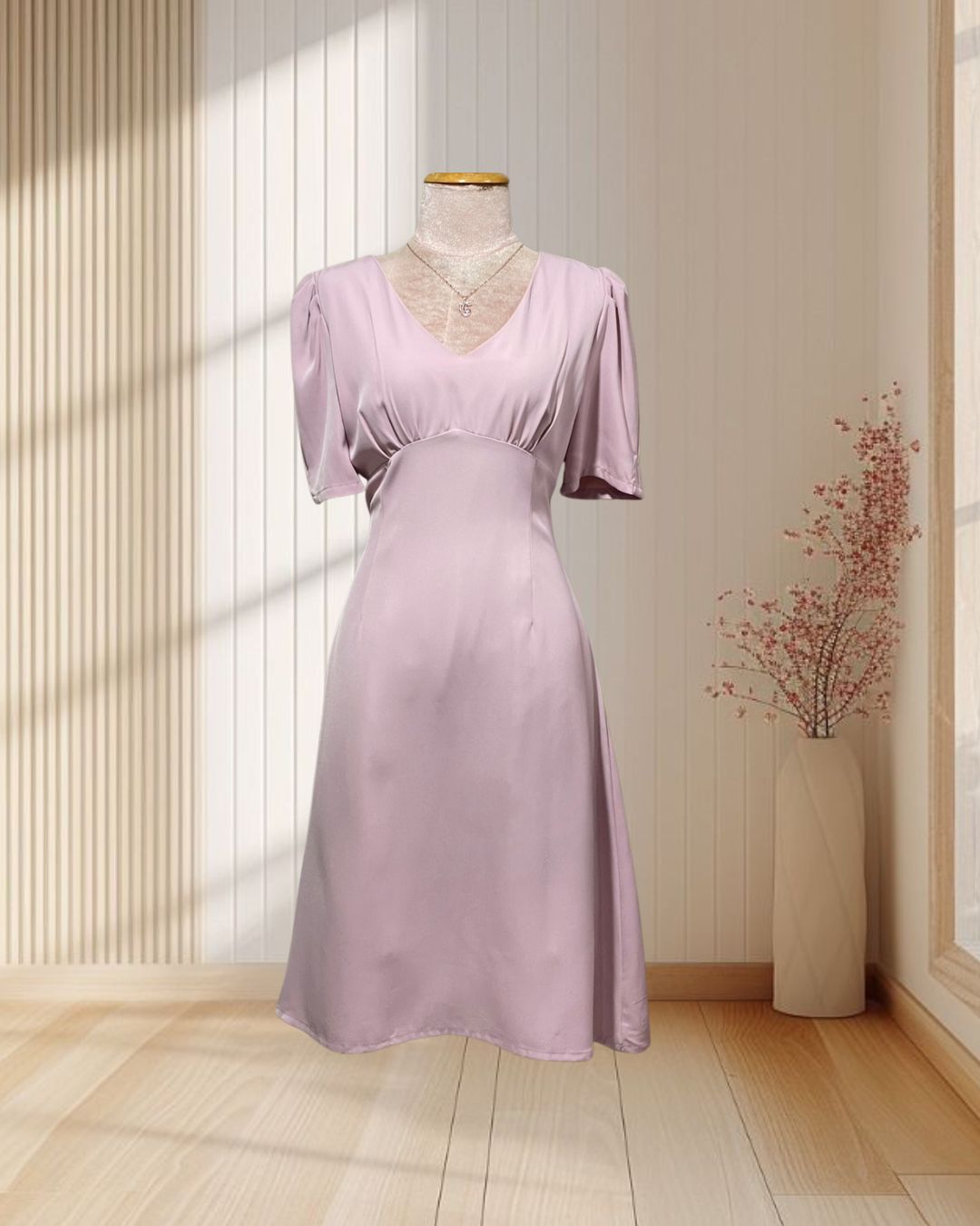 (PRE-LOVED) ราตรีสั้นสีชมพู คอวี ดีเทลจีบแขนตุ๊กตา เอวตีเกร็ดหน้า ผ้าเครปเกาหลี ไซส์ L