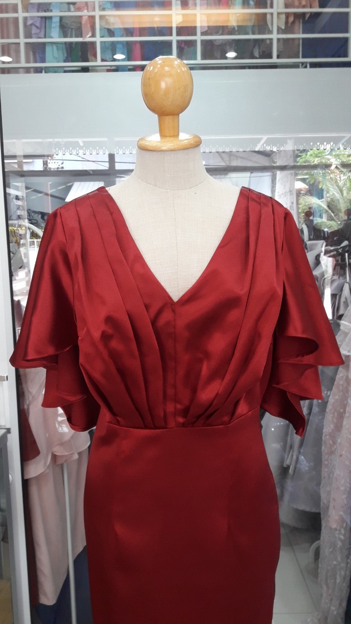 (PRE-LOVED) ราตรียาวสีแดงไวน์คอวีแขนสั้นผ้าเงา (L)