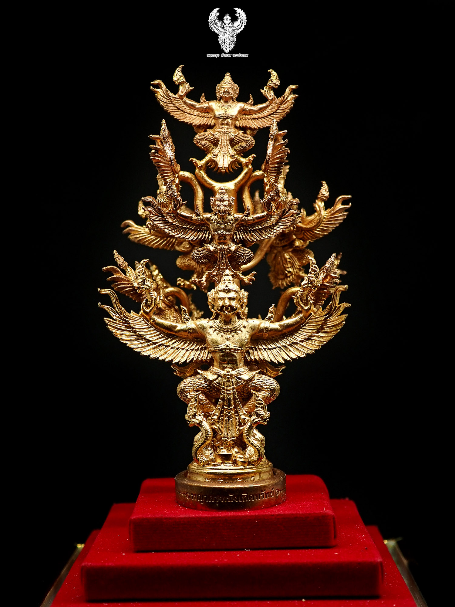 พญาครุฑ รุ่น บังเกิดทรัพย์ วัดครุฑธาราม ครุฑช่อ เนื้อตริยะโลหะแดง พร้อมตู้กระจก