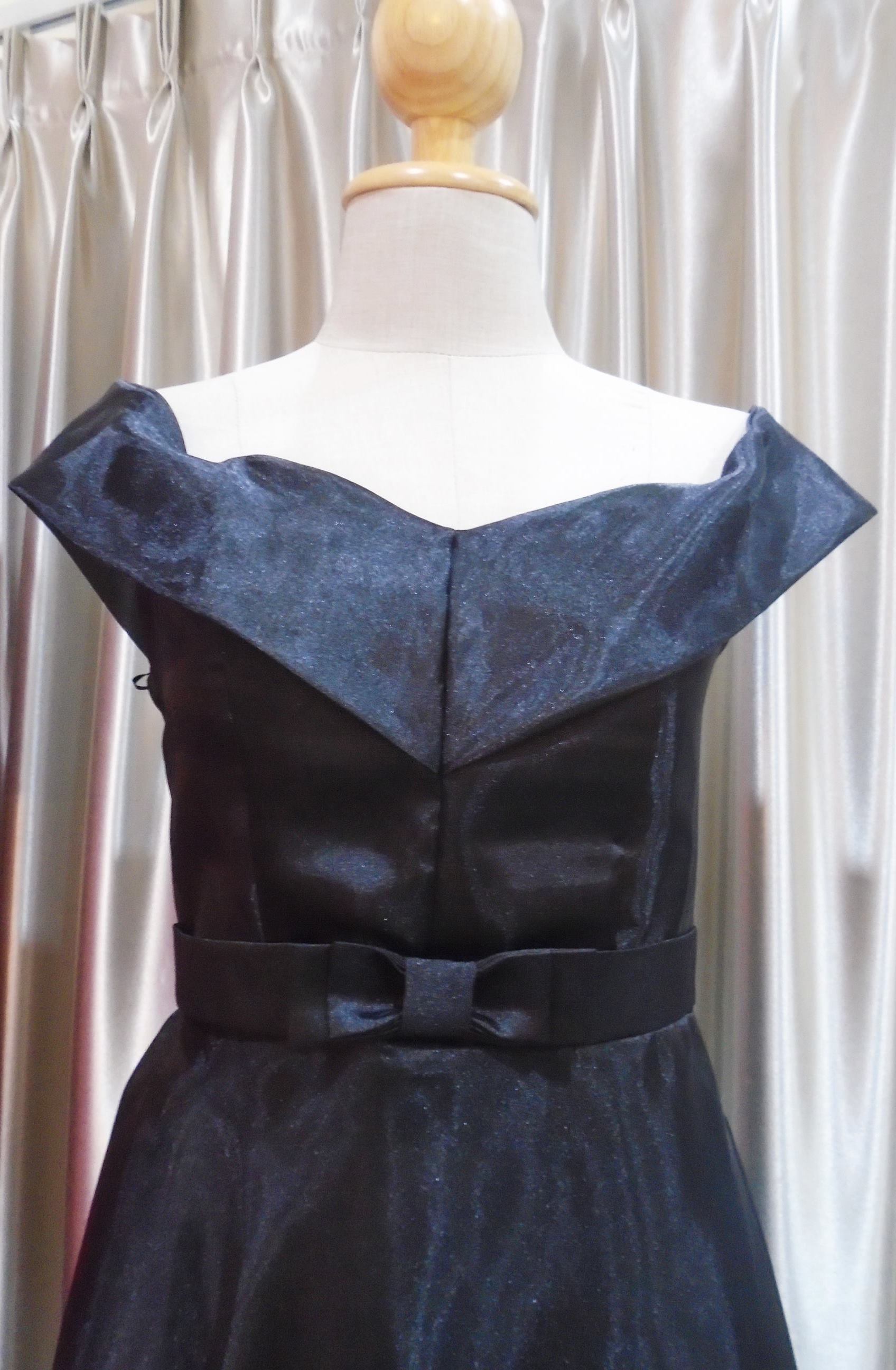 (PRE-LOVED) ราตรียาวสีดำปาดไหล่ผ้าแก้วนิ่ม(ฟรีไซส์) มือ2