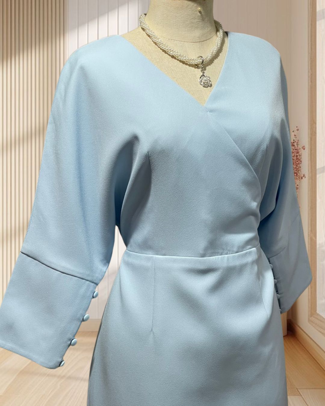 (PRE-LOVED) ราตรีสั้นสีฟ้า แขนยาวทรงโอเวอร์ไซส์ ปลายแขนแต่งกระดุม ไซส์ L