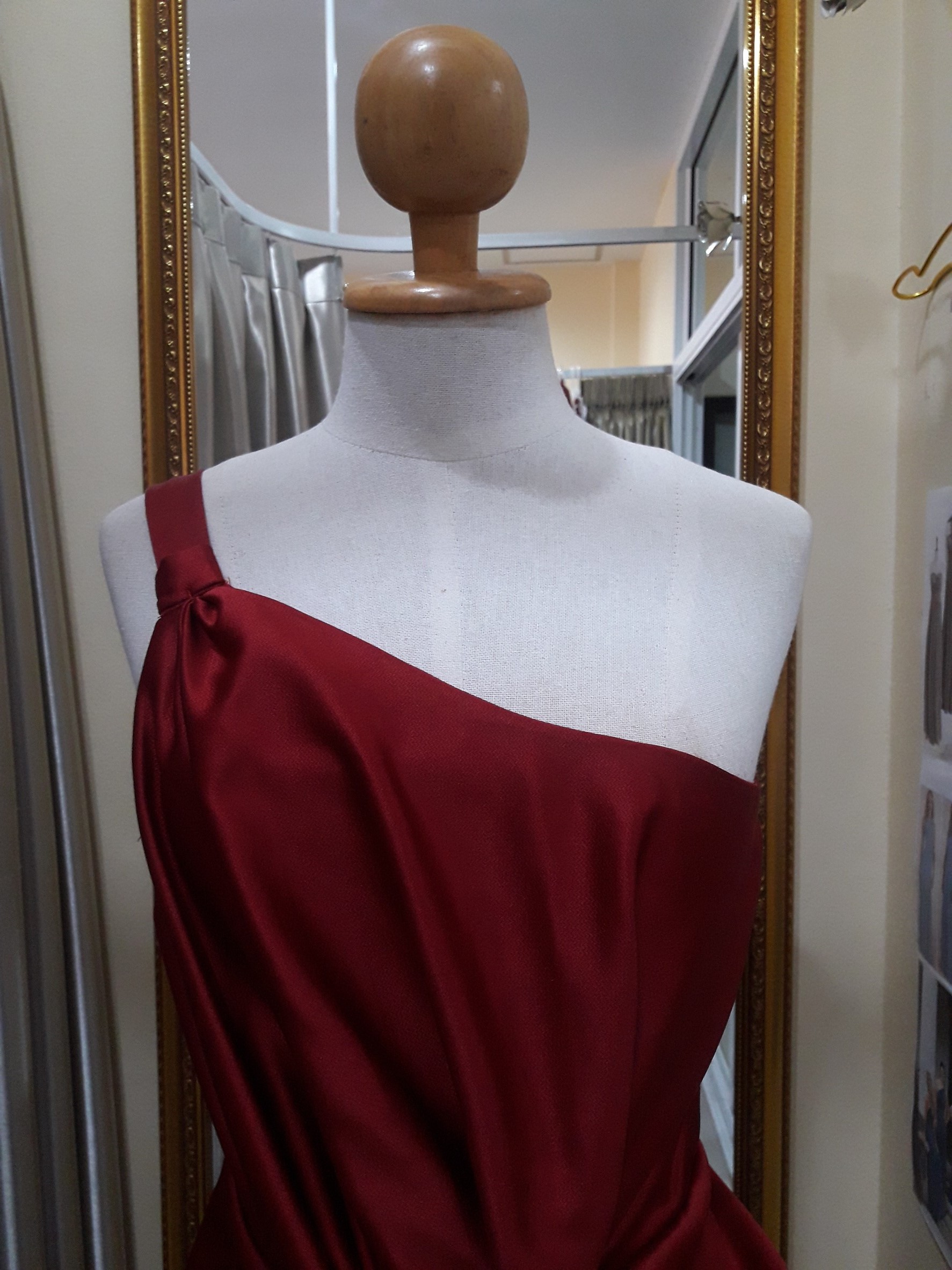 (PRE-LOVED) ชุดราตรีสีแดงบ่าเดี่ยว (S)