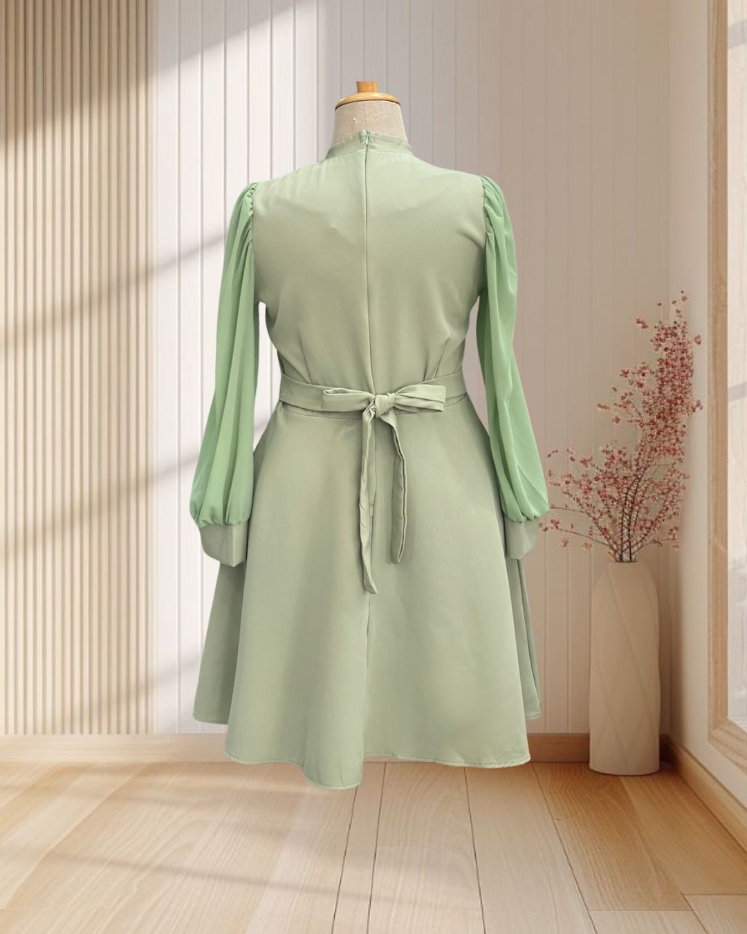 (PRE-LOVED) ราตรีสั้นสีเขียว แขนยาวผ้าชีฟอง แต่งปกบางๆ ไซส์ 2XL