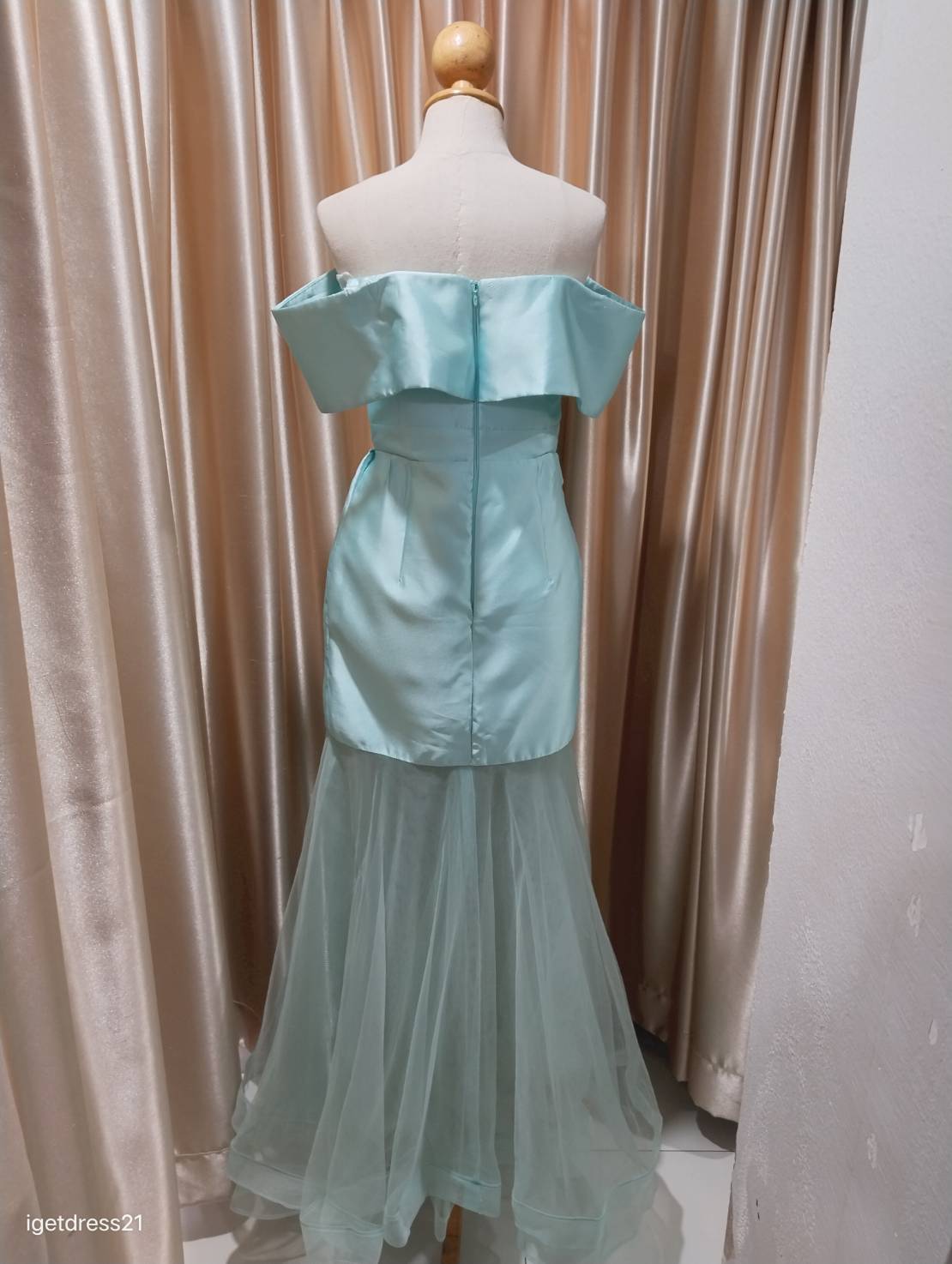 (PRE-LOVED) ราตรียาวปาดไหล่ผ้าไหมเทียม สีเขียวมินท์ แต่งชายกระโปรงหางปลาฟูๆ ไซส์ S