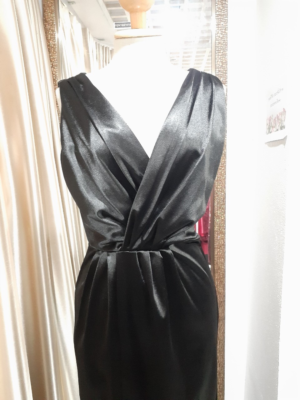 (PRE-LOVED) ชุดราตรียาวสีดำ คอวี (M)