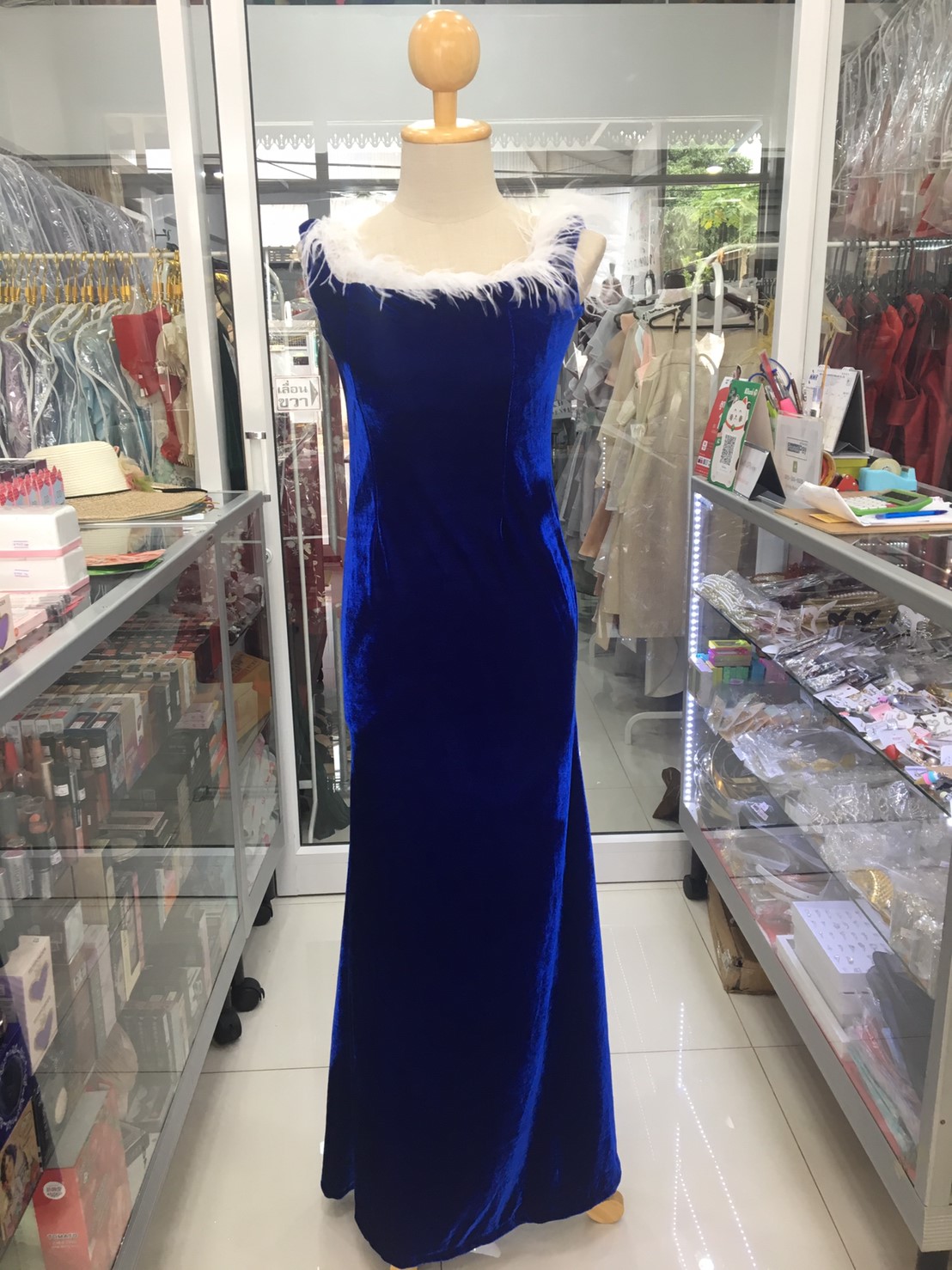 ราตรียาวสีน้ำเงินปาดไหล่กำมะหยี่ขนนกขาว (M)