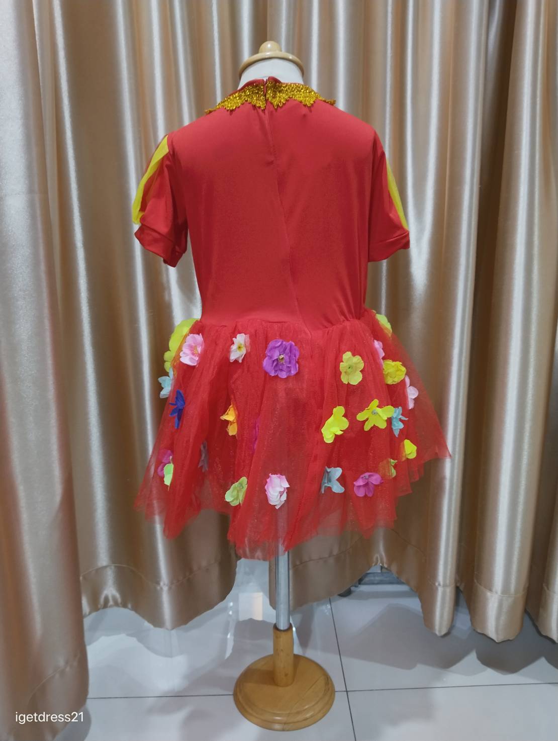 ชุดราตรีเด็กสีแดง แขนตุ๊กตา ดอกสีเหลือง