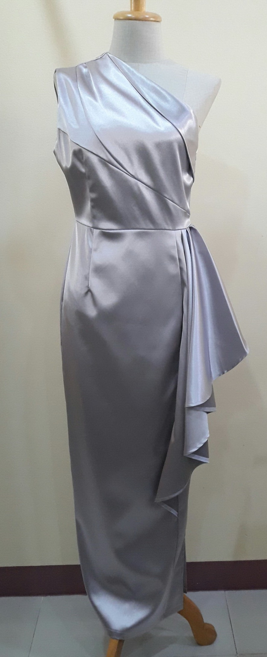 ชุดราตรียาวสีเทาบ่าเบี่ยงจีบสะโพก (Size : M) มือ2