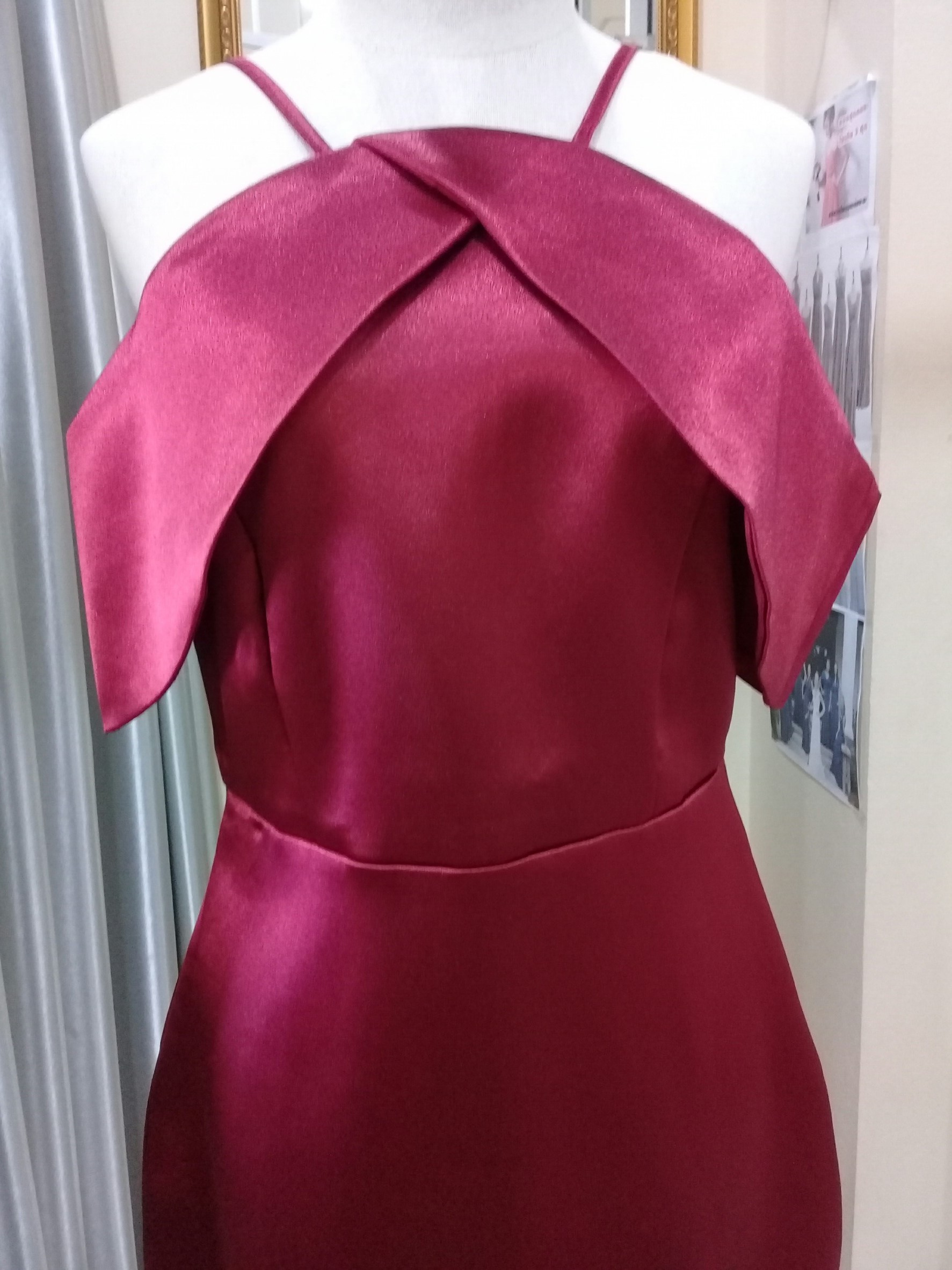 (PRE-LOVED) ชุดราตรีสั้นสายเดี่ยวเปิดเเขนสีเเดง(M)