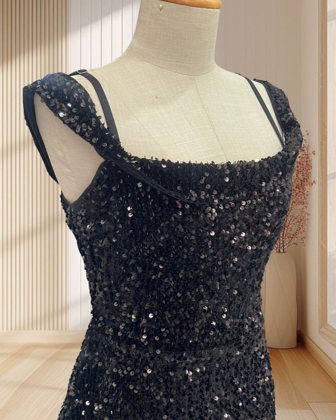 (PRE-LOVED) ราตรีสั้นสีดำ ปักเลื่อม สายเดี่ยวปาดไหล่ ไซส์ L