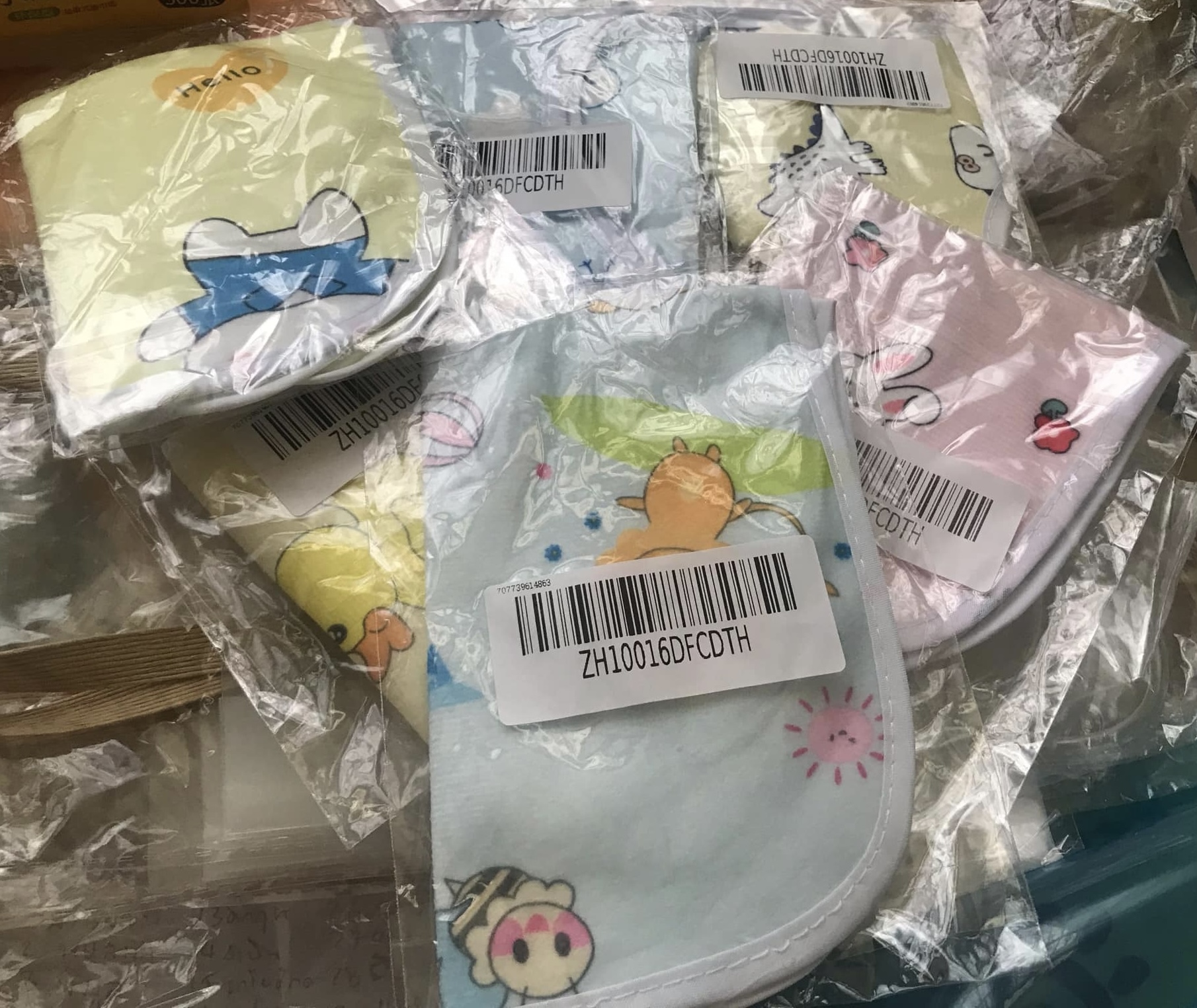 ผ้ากันเปื้อนเด็ก คละลาย หกผืน ราคา 30