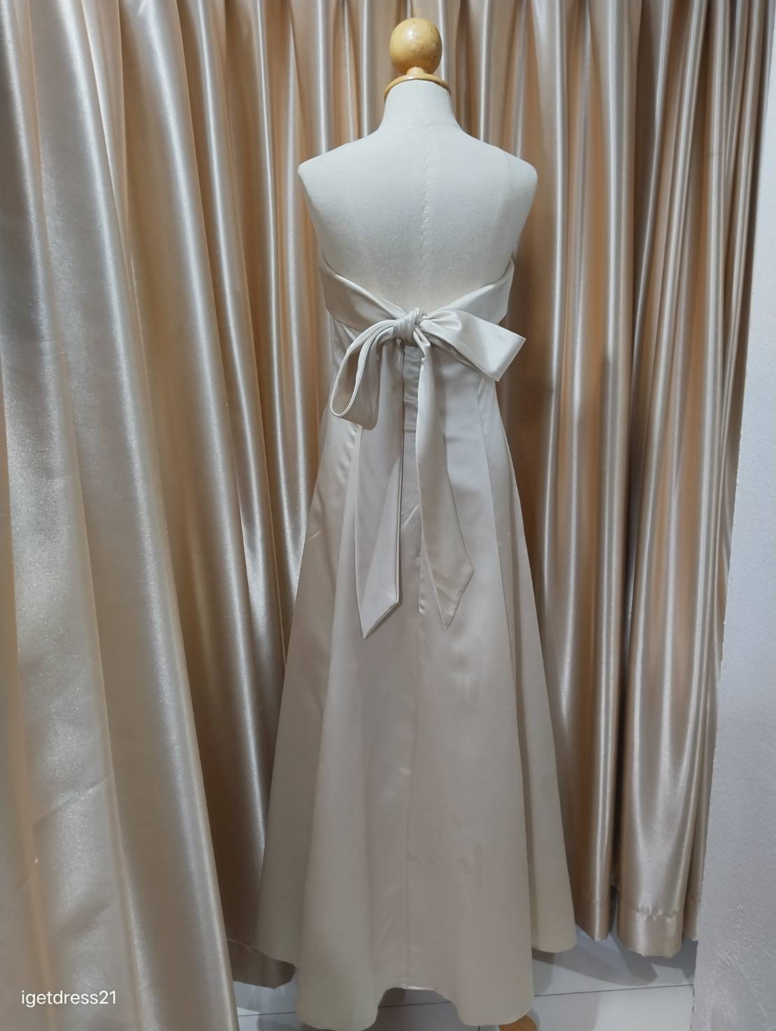 (PRE-LOVED) ชุดราตรียาวสีครีมสายเดี่ยว