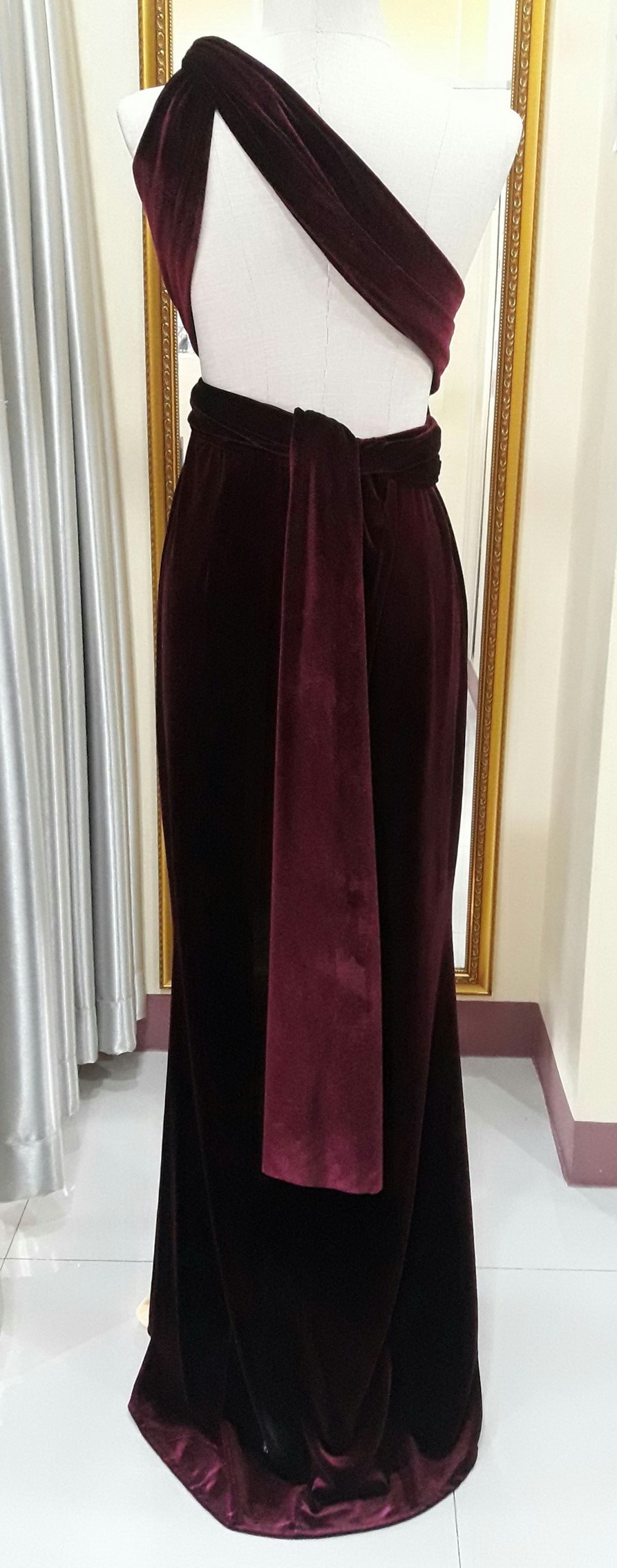 (PRE-LOVED) ชุดราตรียาวสีเเดงผ้ากำมะหยี่ รุ่นinfinity (M)