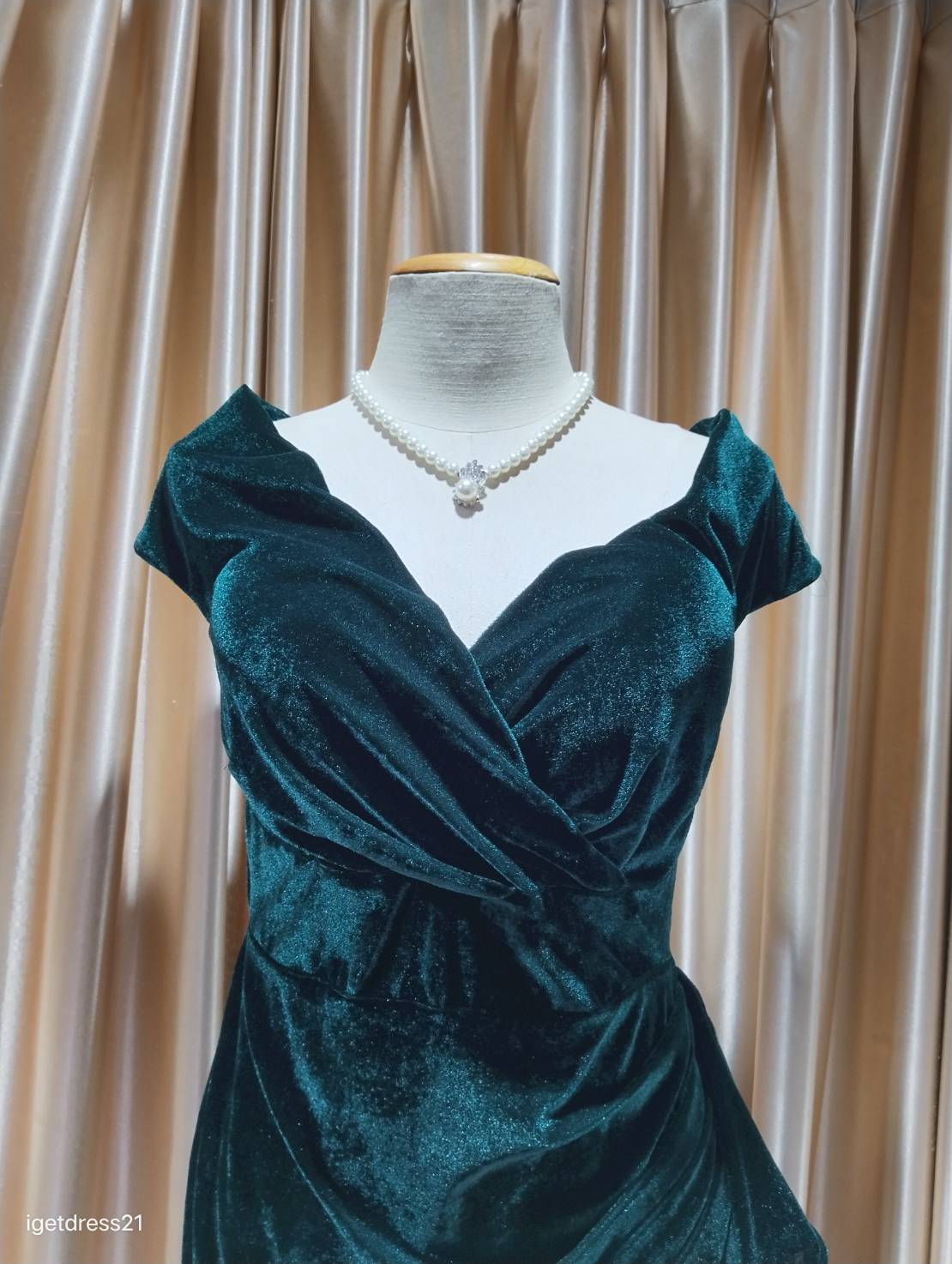 (PRE-LOVED) ราตรีสั้นสีเขียวกำมะหยี่ปาดไหล่คอวี S