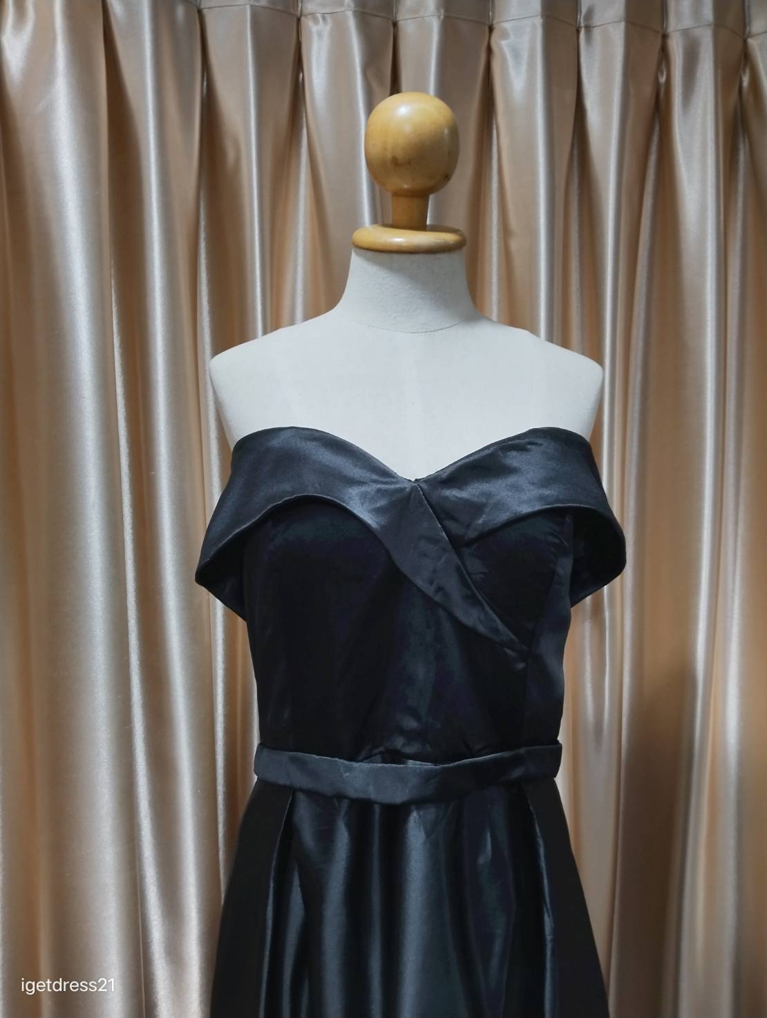 (PRE-LOVED) ชุดราตรียาวปาดไหล่ สีดำ