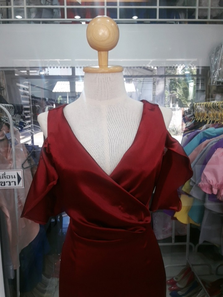 (PRE-LOVED) ยาวแดงแขนระบายทรงนาตาลี (M)