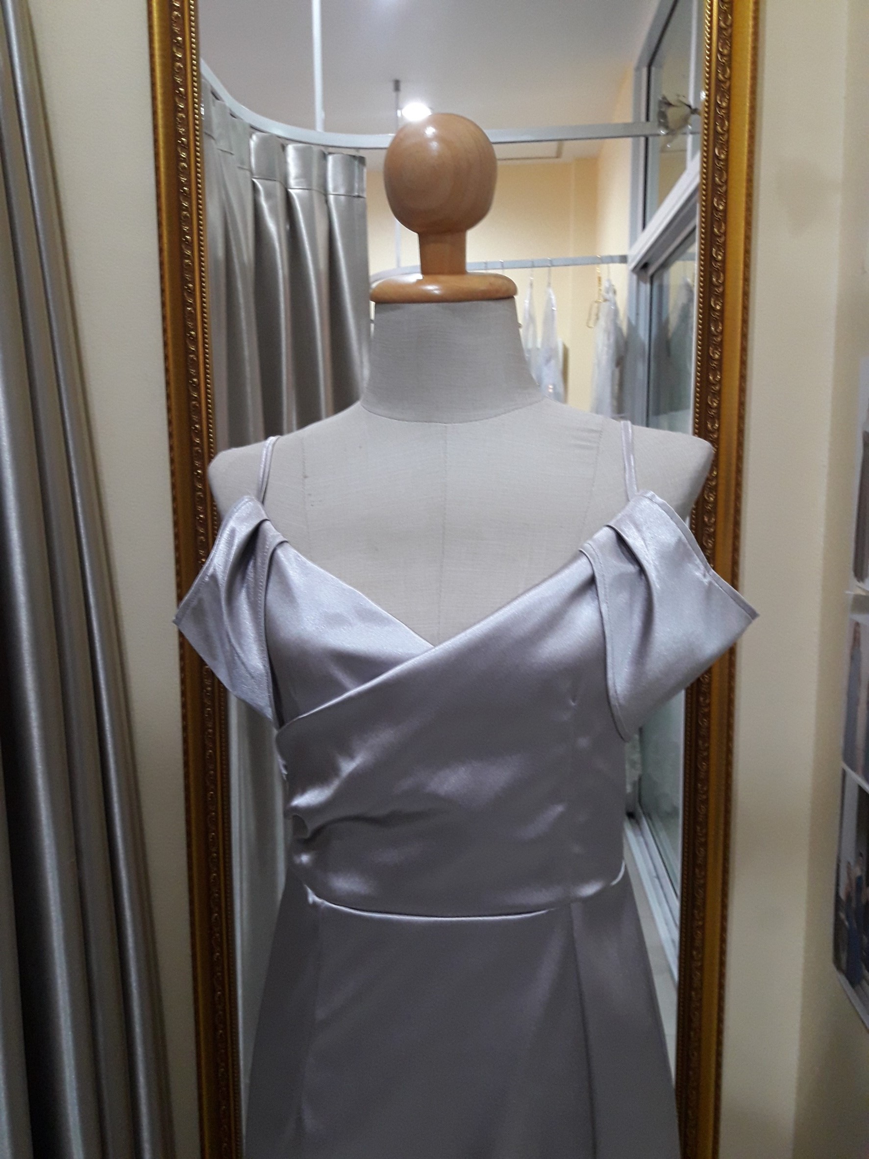 (PRE-LOVED) ราตรียาวสีเงินสายเดี่ยวปิดไหล่ (S)