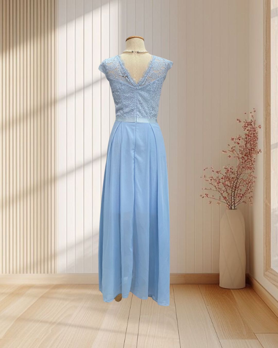 (PRE-LOVED) เดรสสั้นสีฟ้า ผ้าลูกไม้แขนกุด แต่งกระโปรงยาวด้านนอก ไซส์ M