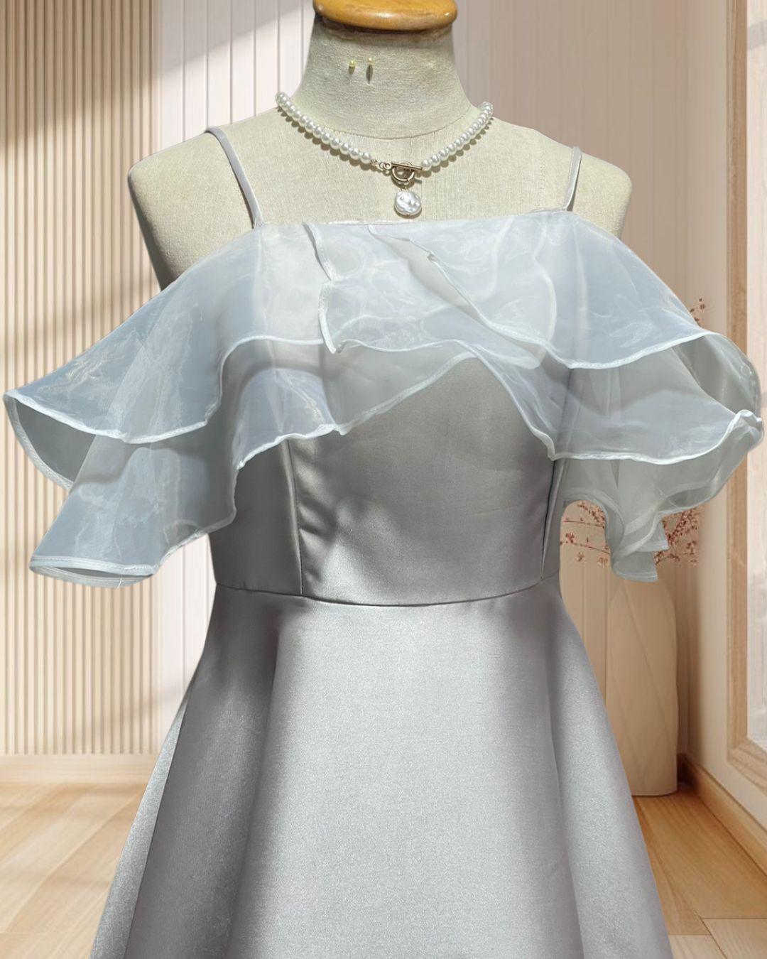 (PRE-LOVED) ชุดราตรีสั้นสีเทา กระโปรงบายสายเดี่ยวอกผ้าแก้วระบายบ(S) มือ2