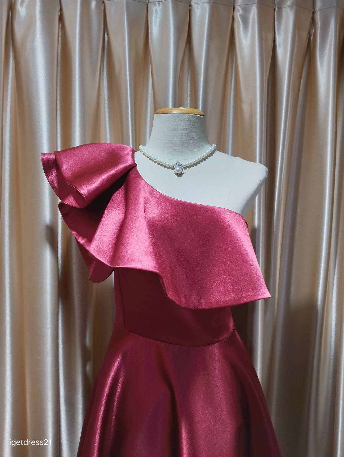 (PRE-LOVED) ราตรีสั้นสีแดงบ่าเฉียงระบายกระโปรงบาน (L)