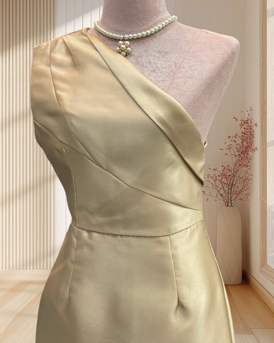 (PRE-LOVED) ชุดราตรีสั้นสีทองบ่าเดี่ยว+เข็มขัด (S)