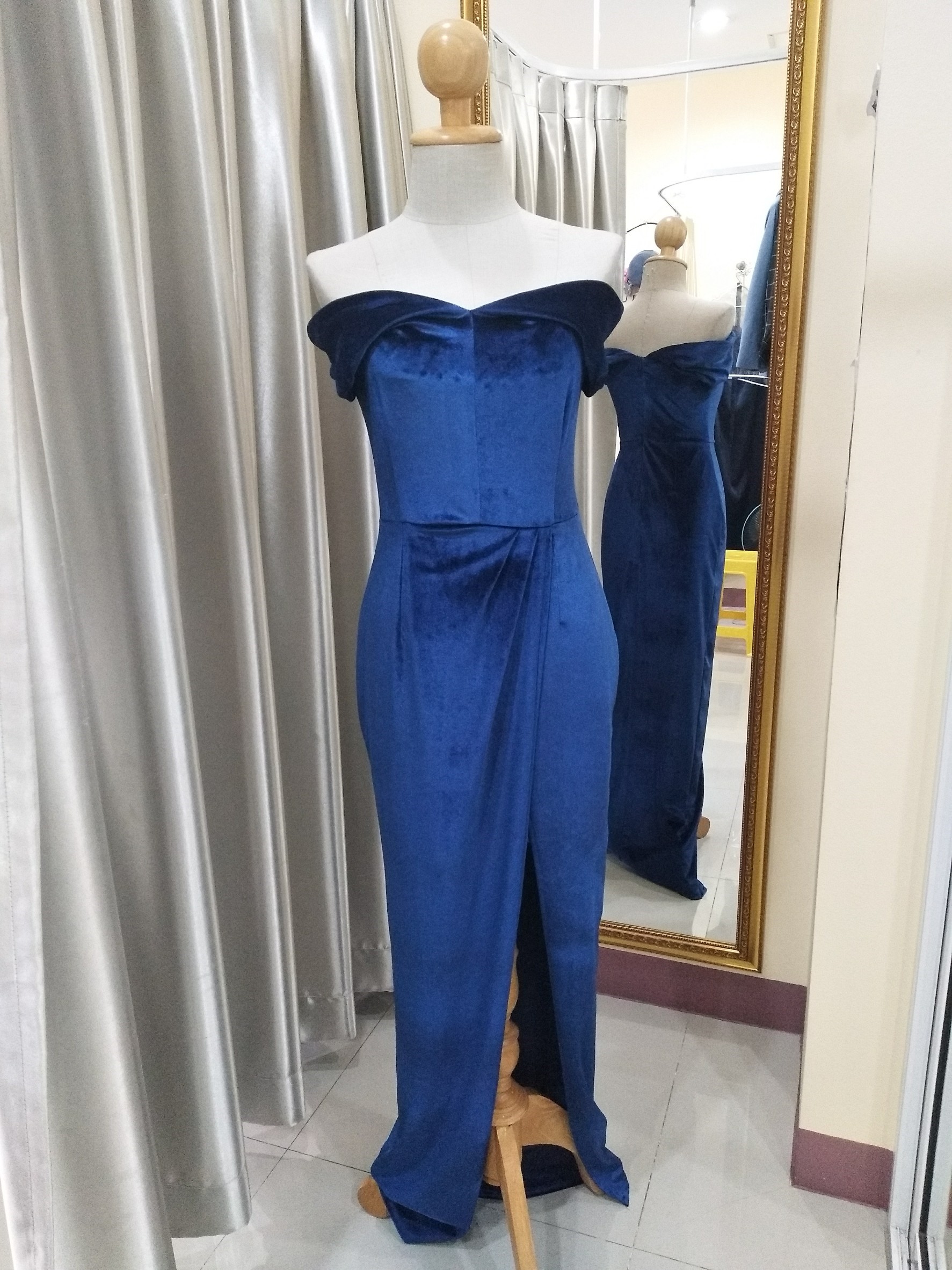 ราตรียาวสีน้ำเงินกำมะหยี่ปาดไหล่ (S)