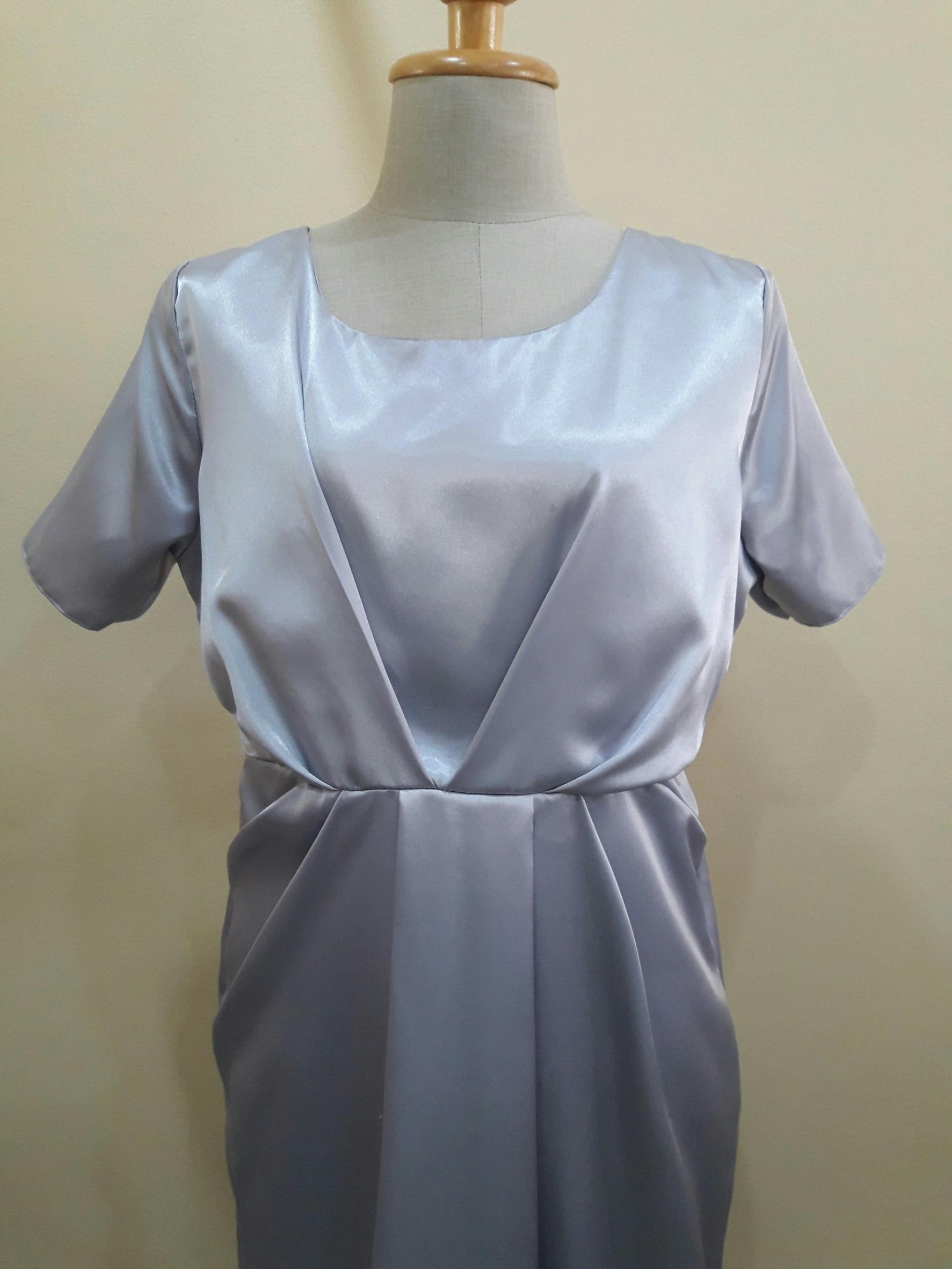 (PRE-LOVED) ชุดราตรียาวสีเทาแขนสั้นเข้ารูป(L)