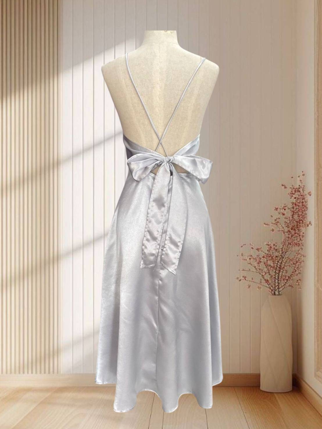 (PRE-LOVED) ราตรียาว สายเดี่ยวสีเทา แต่งสายหลังผูกโบว์ เรียบร้อยแต่แอบเซ็กซี่ ไซส์ L