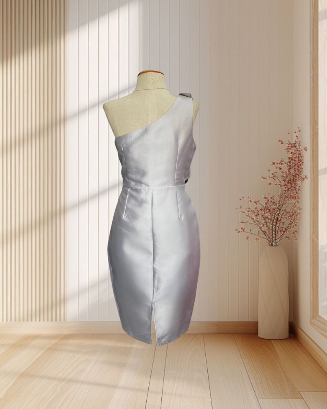 (PRE-LOVED) ราตรีสั้นสีเทา ผ้าไหมเทียม บ่าเฉียง แต่งโบว์ ไซส์ L