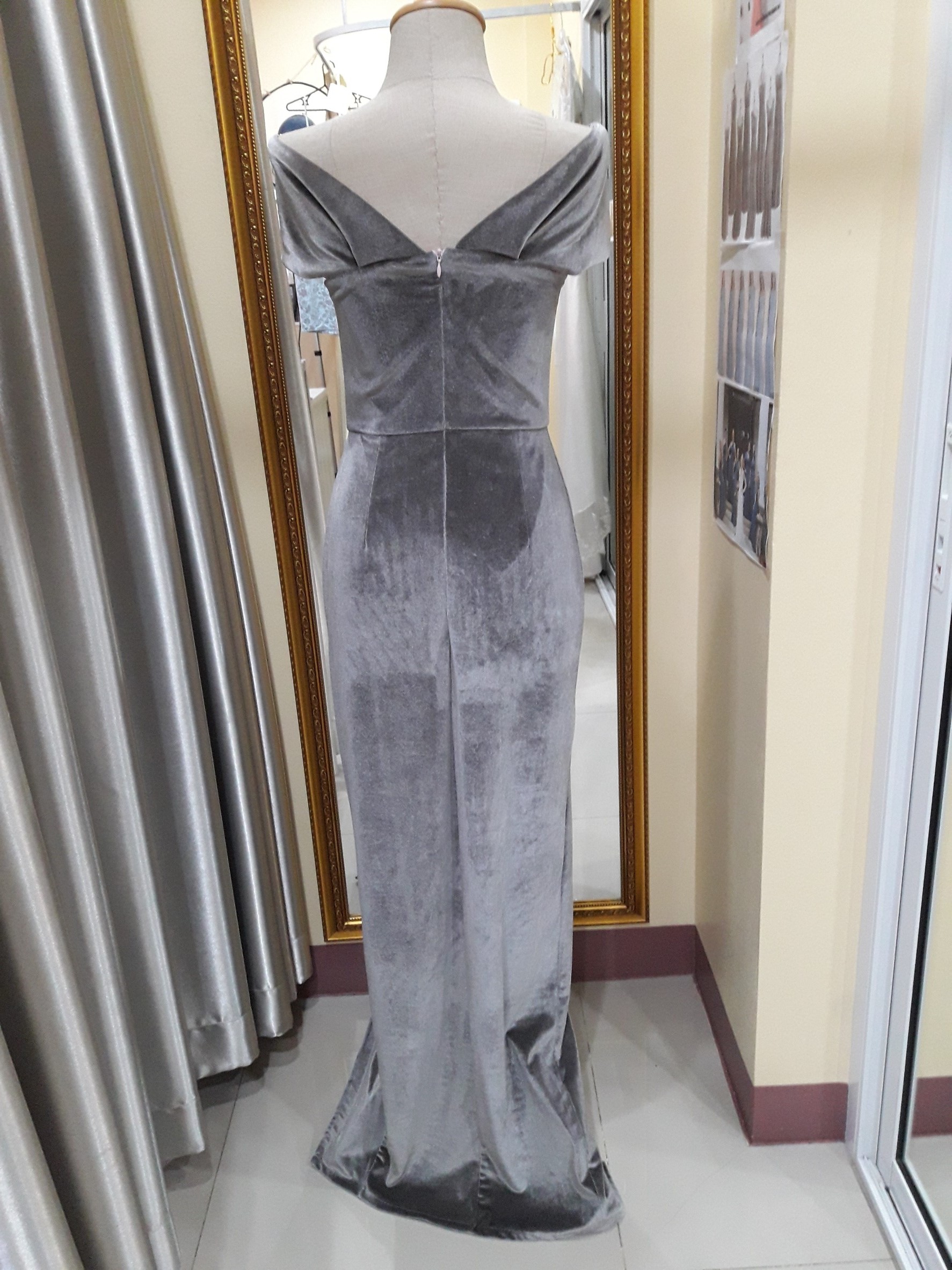 (PRE-LOVED) ราตรียาวสีเทากำมะหยี่ปาดไหล่ (S)