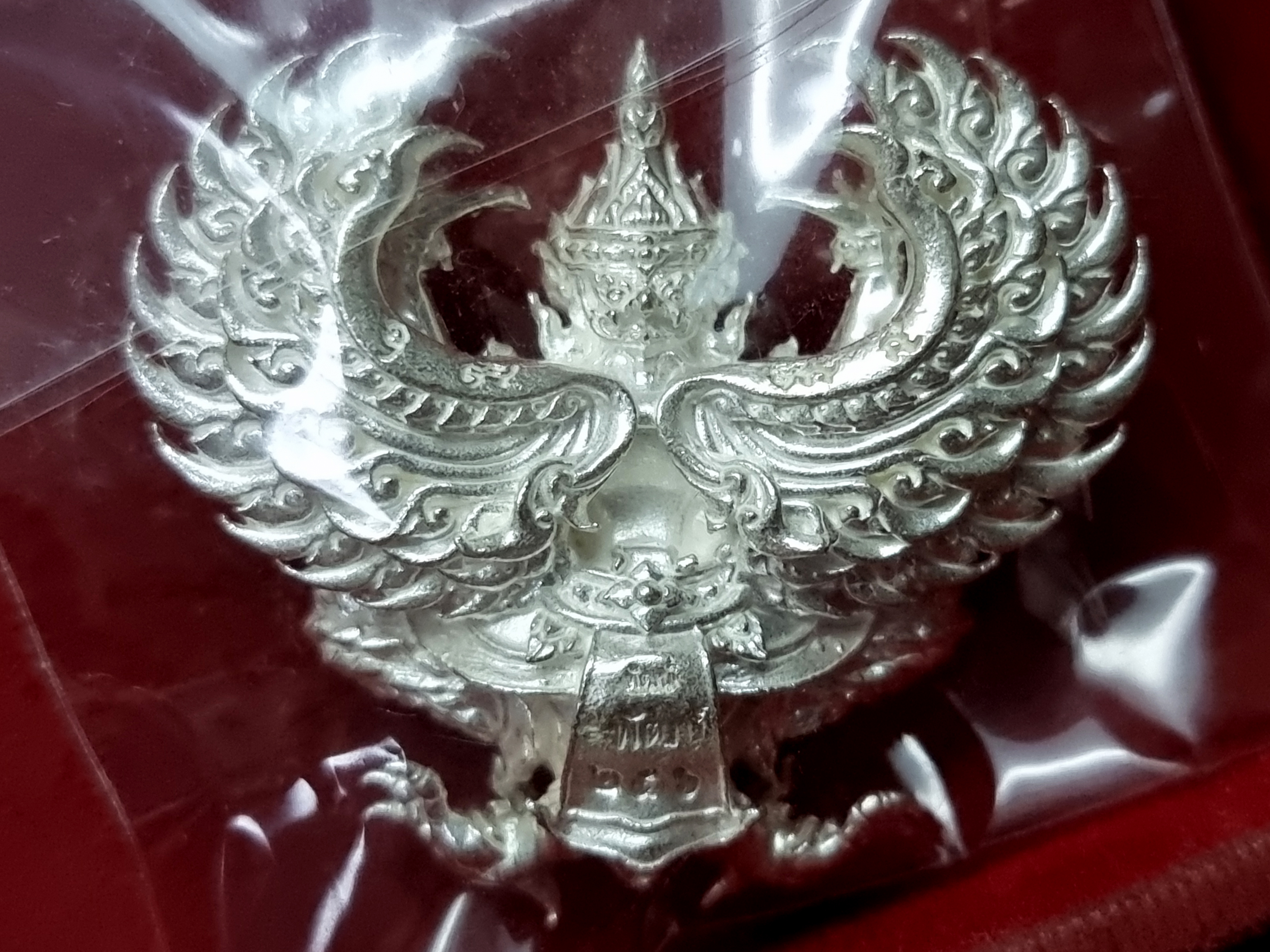 พญาครุฑ รุ่นรวยหมื่นล้าน หลวงพ่อพัฒน์ วัดห้วยด้วน นครสวรรค์ พิมพ์ใหญ่ (ขนาด 4x3.5 ซม.) เนื้อเงิน ปี ๒๕๖๓ โค๊ดเลข ๒๕๖ ซีลส์เดิม กล่องเดิม