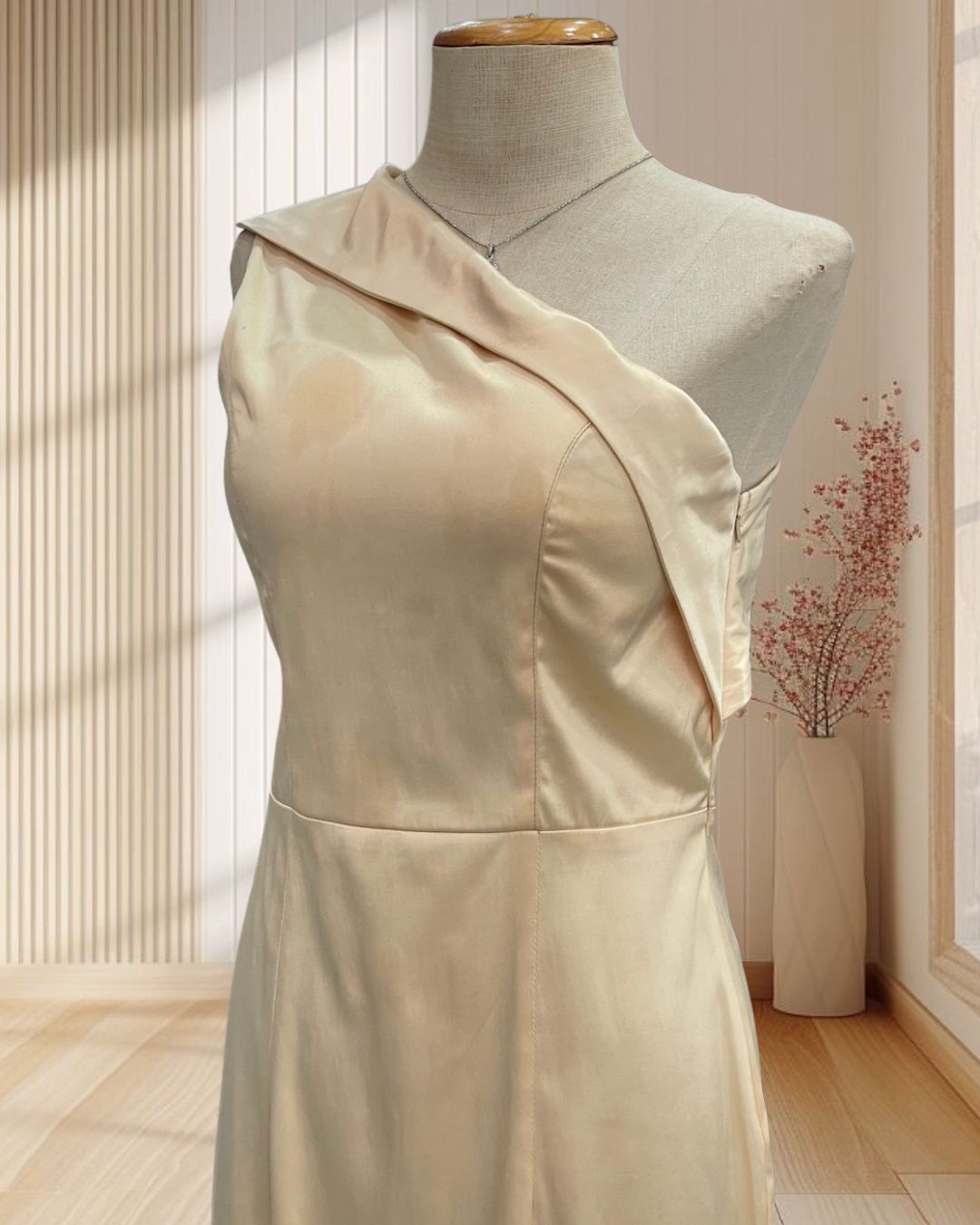 (PRE-LOVED) ราตรีสั้นสีครีม บ่าเฉียง ไซส์ S