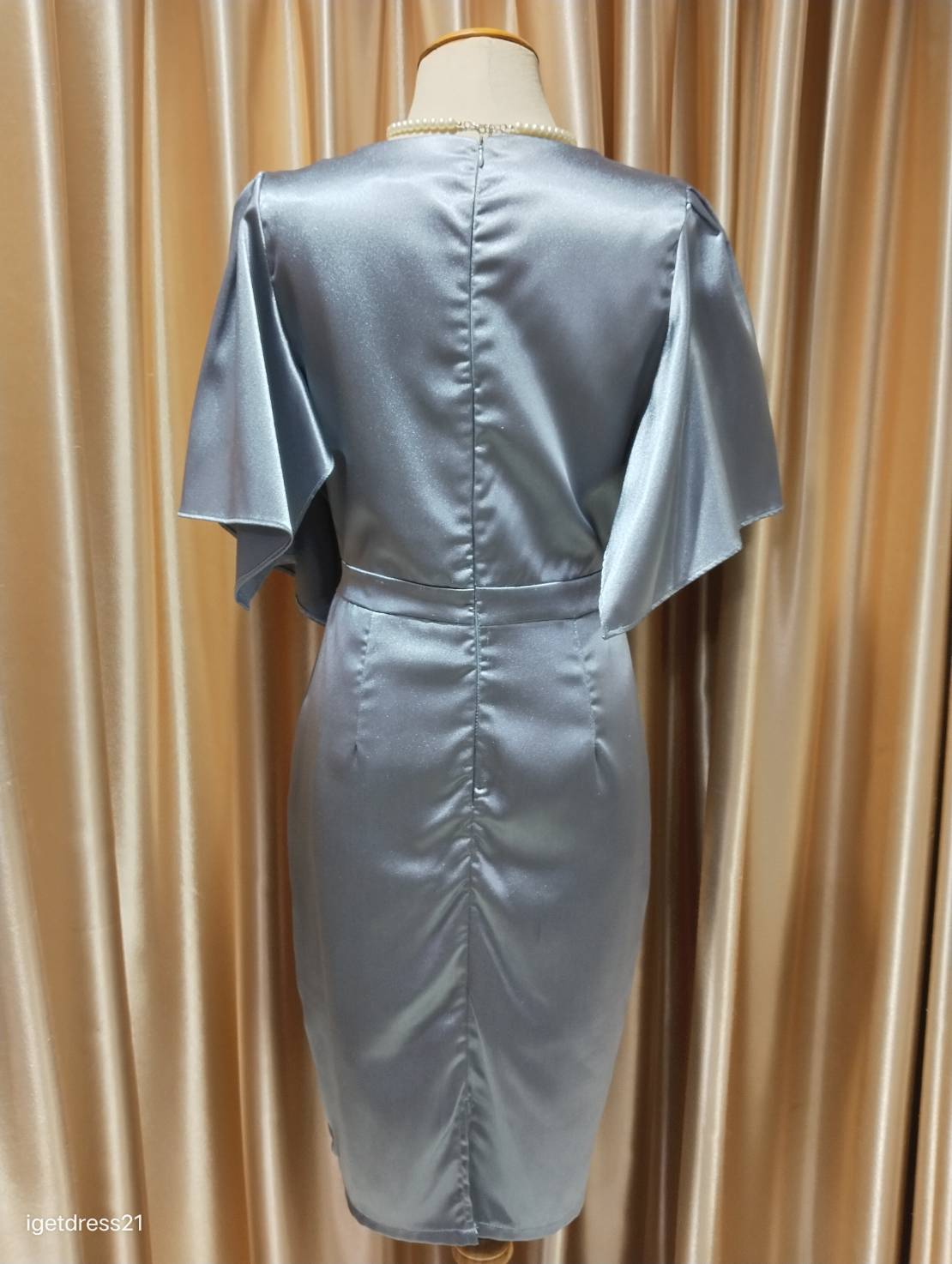 (PRE-LOVED) ราตรีสั้นสีเทาฟ้าคอวีมีแขน (M)