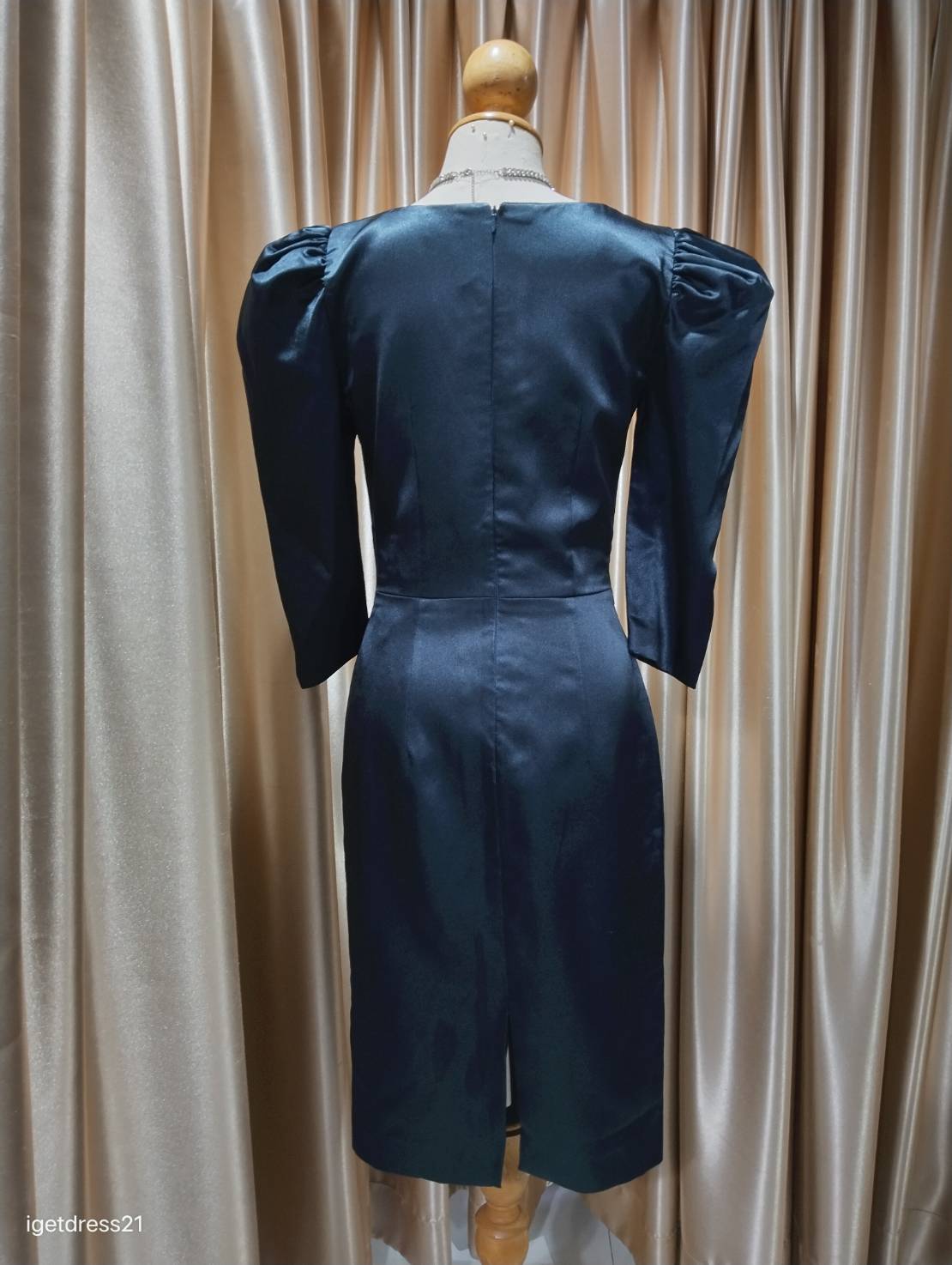 (PRE-LOVED) ชุดราตรีสั้นแขนสามส่วนสีกรม S