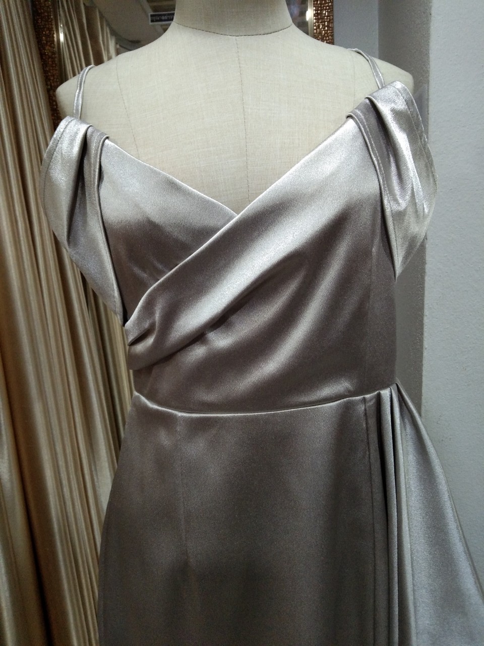 (PRE-LOVED) ราตรีสั้นสีเทาสายเดี่ยวเปิดไหล่จีบข้าง (L) มือ2