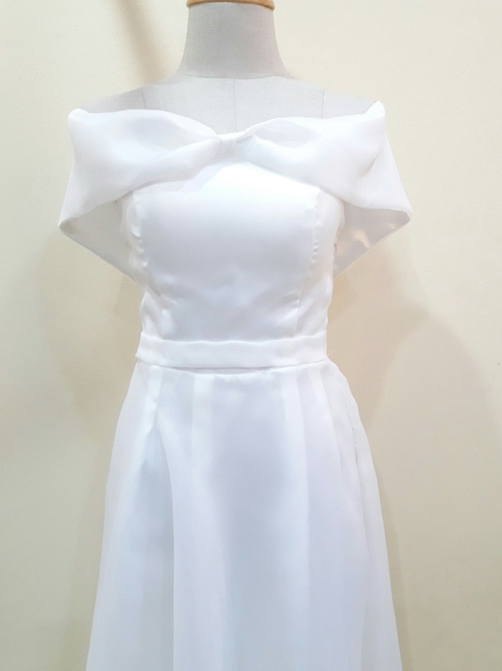 (PRE-LOVED) ชุดราตรียาวสีขาวปาดไหล่เอวโบว์สม๊อคหลัง(อก 32 เอว30 สะโพก ฟรีไซส์) มือ2