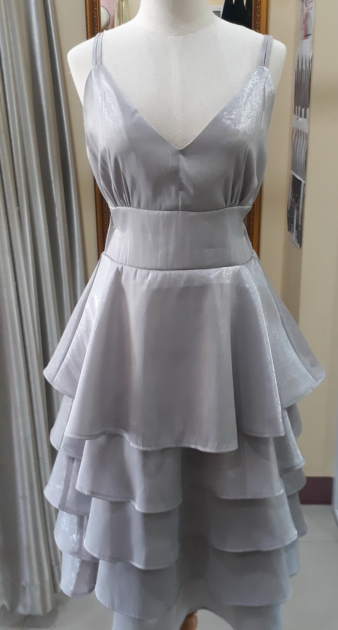 (PRE-LOVED) ชุดราตรีสั้นสีเทาสายคู่กระโปรงชั้น(L)