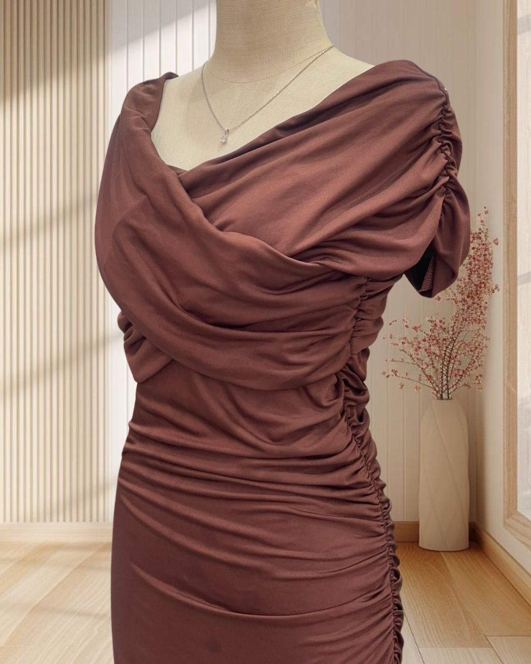 (PRE-LOVED) ราตรียาวสีน้ำตาลผ้ายืด ปาดไหลไขว้ จีบด้านข้าง ไซส์ M