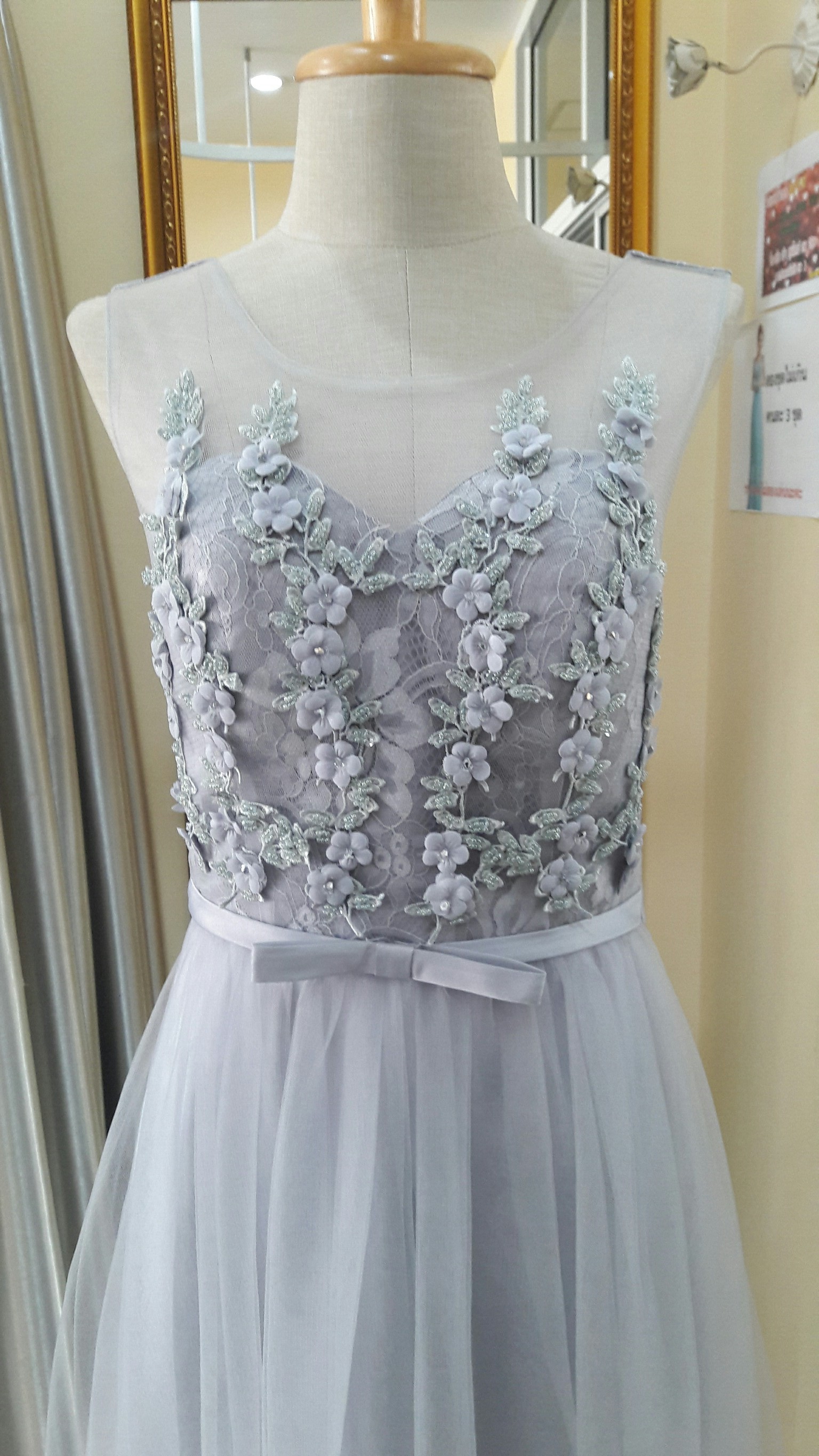 (PRE-LOVED) ราตรียาวสีเทาเเขนกุดอกปักลูกไม้กระโปรงมุ้ง(ฟรีไซส์)