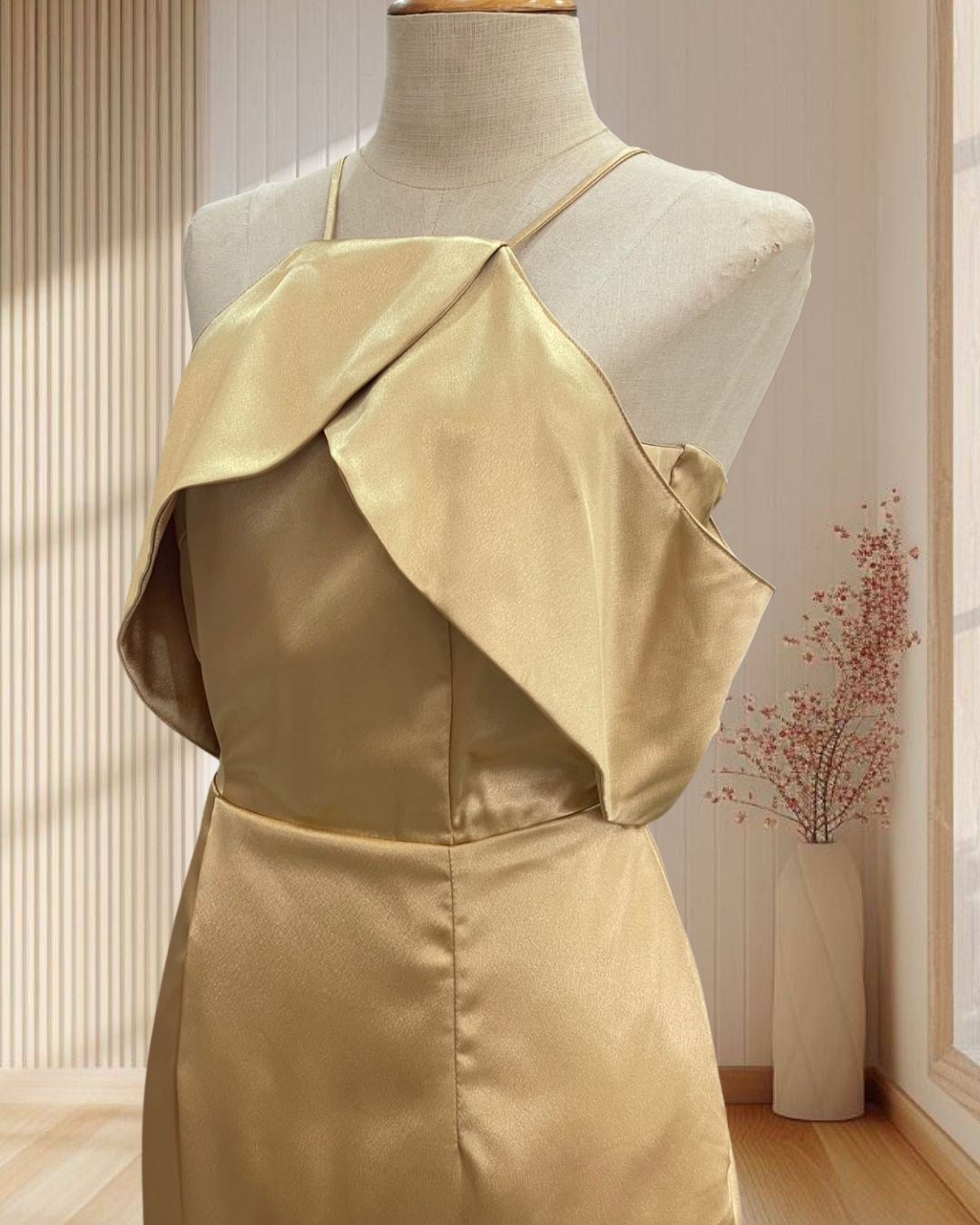 (PRE-LOVED) ราตรีสั้นสีทอง สายเดี่ยวเปิดไหล่ ผ้าซาตินเงา ไซส์ L