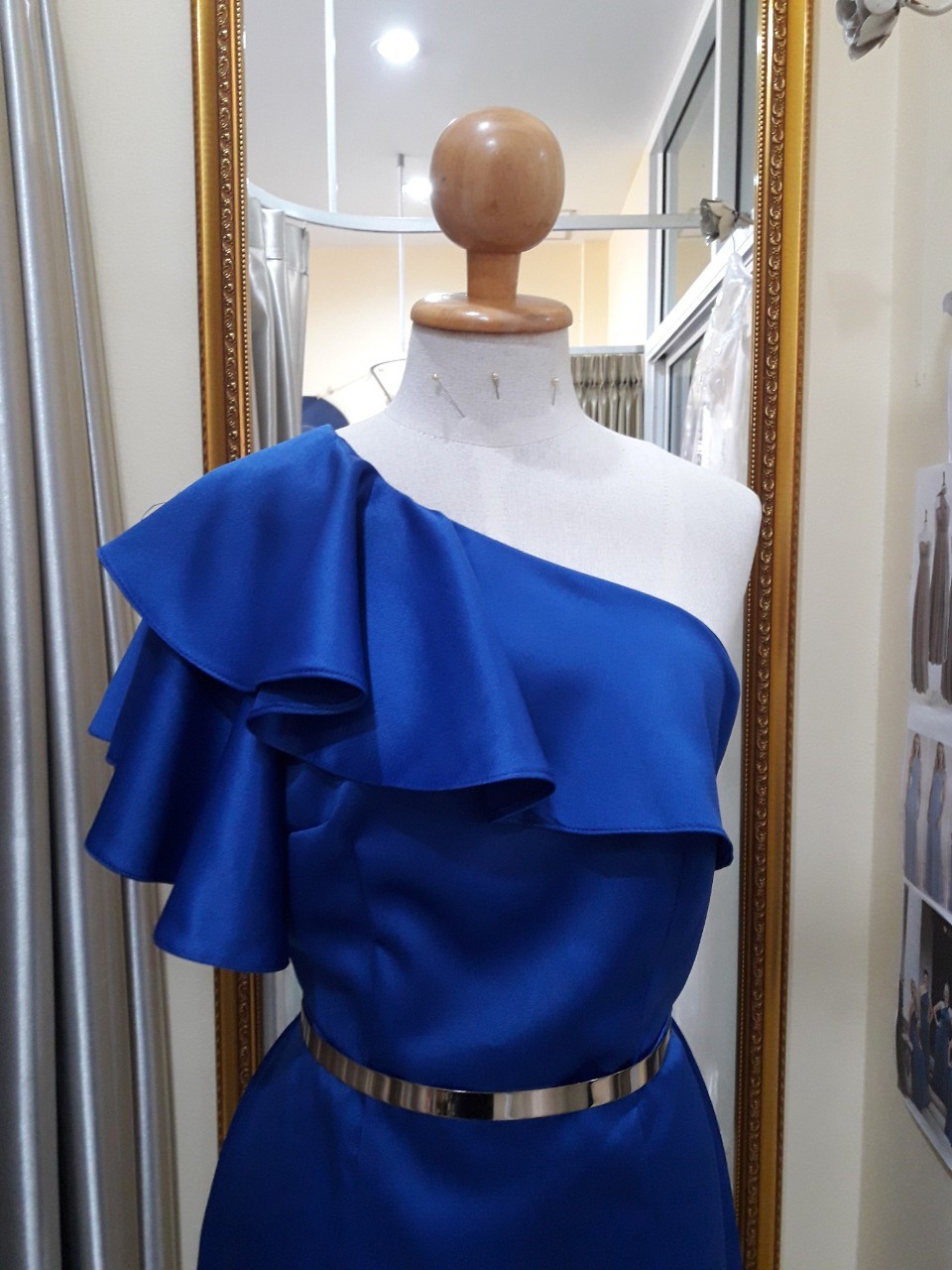 (PRE-LOVED) ราตรีสั้นสีน้ำเงินบ่าเบี่ยงระบาย(M)