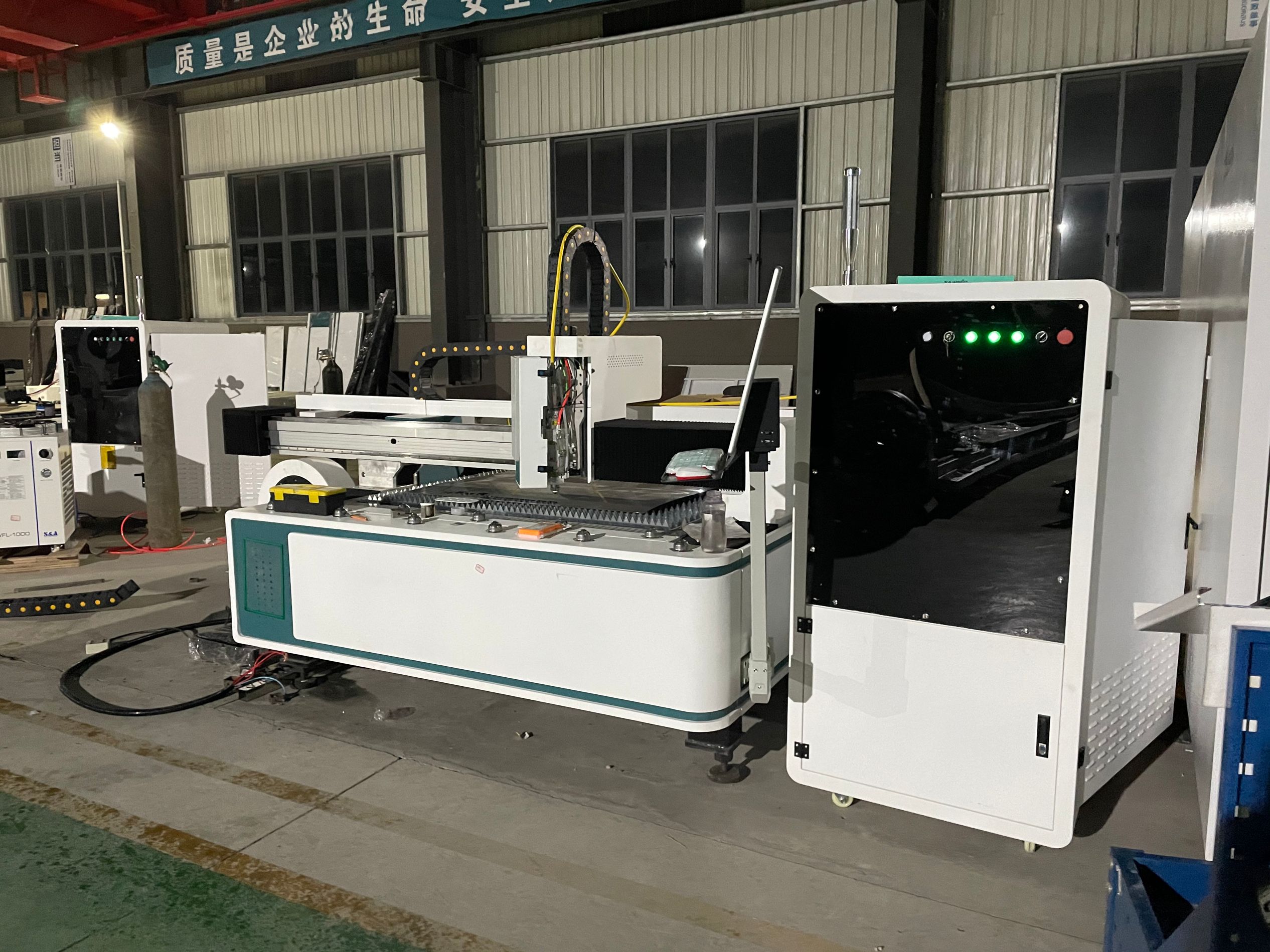 เครื่องตัดเลเซอร์ซีเอ็นซีไฟเบอร์ออฟติกส์ 4 แกน ตัดท่อได้ MFA1530 2000W Fiber Optic CNC Laser plate and tube cutting