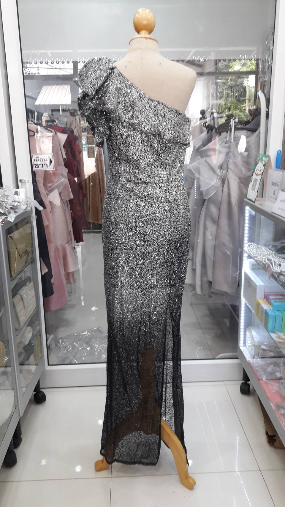 (PRE-LOVED) ยาวสีดำไหล่เบี่ยงระบายเลื่อม (M)