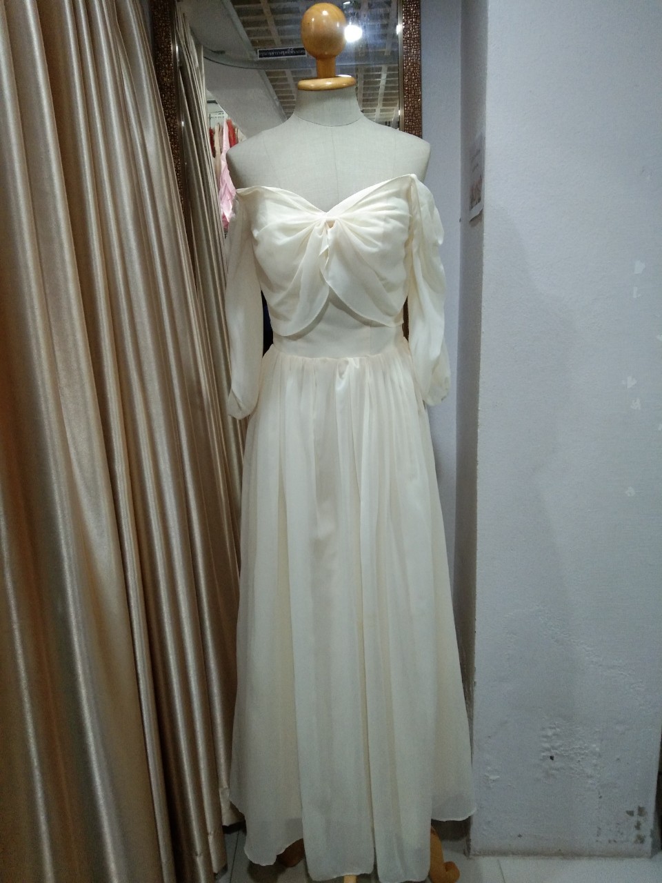 ราตรียาวสีครีมเปิดบ่า (S) มือ2